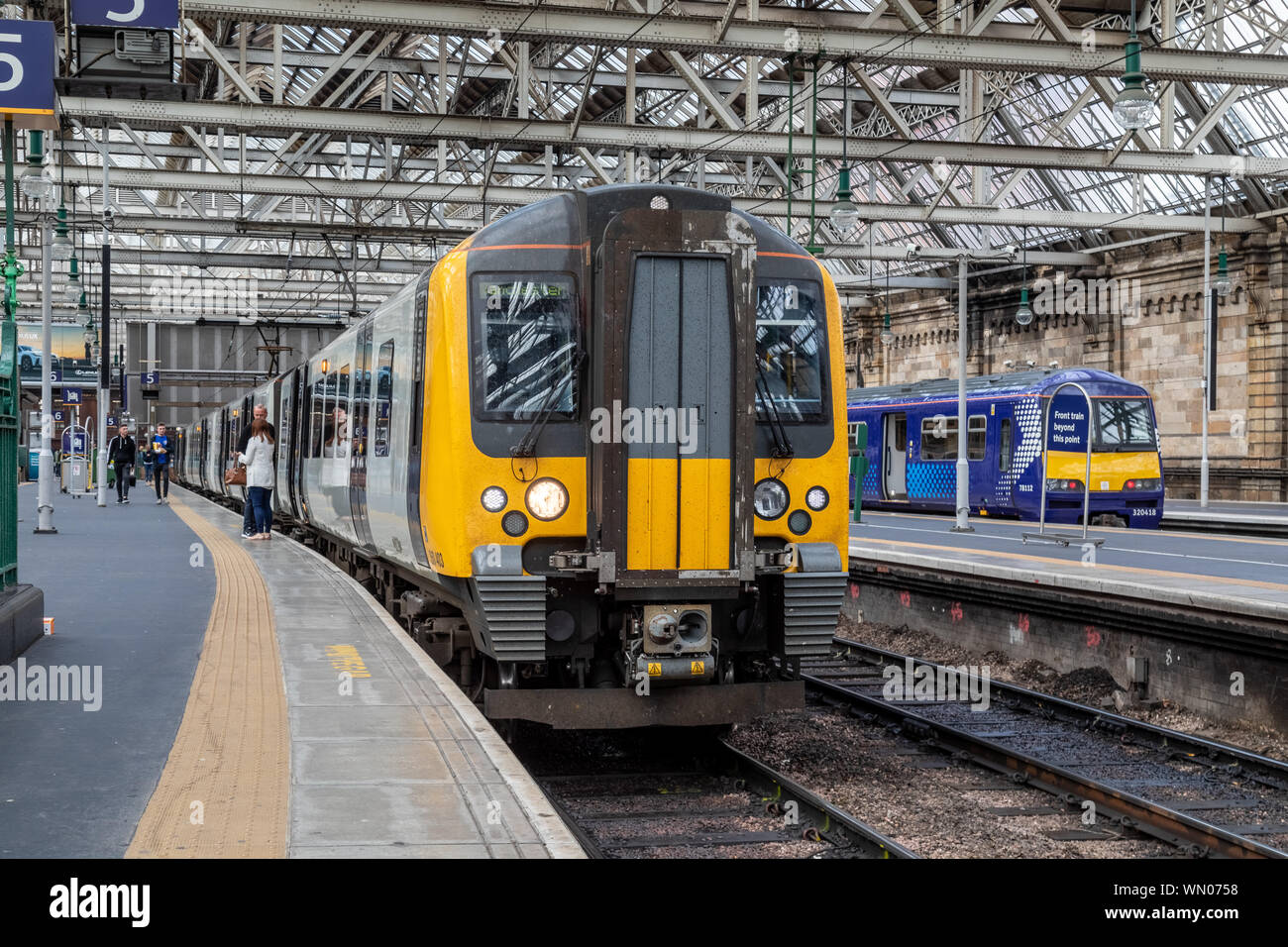 Eine erste Transpennine Klasse 350 elektrische Zug auf Gleis 5 von Glasgow Central. Dieser Zug ist ein Service an die Manchester Airport Stockfoto