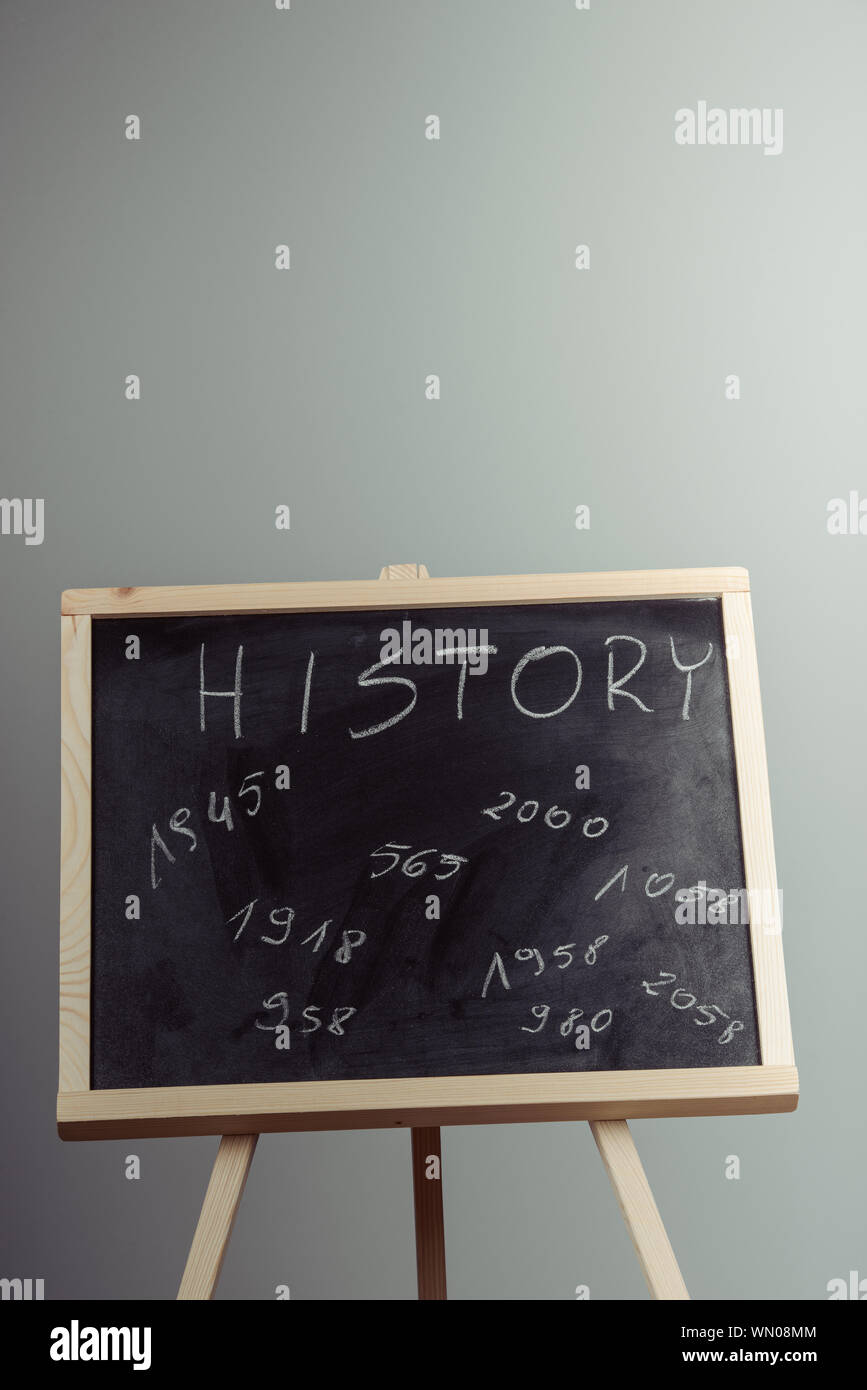 Geschichte, Mit Weißer Kreide Auf Eine Tafel Geschrieben. Grauer  Hintergrund Stockfotografie - Alamy