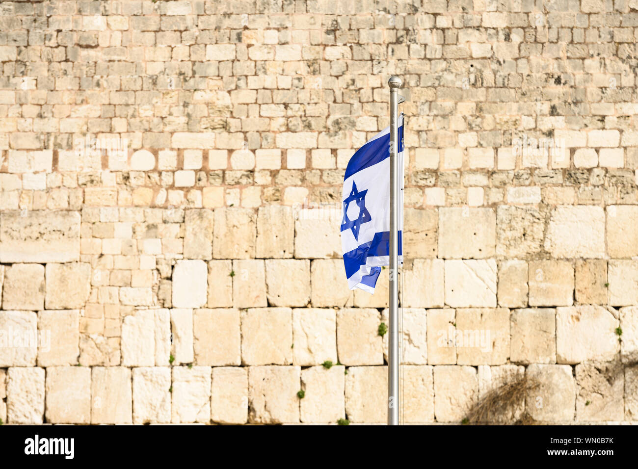 Nahaufnahme der israelischen Flagge schwenkten vor der Westmauer (Klagemauer) in Jerusalem, Israel. Stockfoto