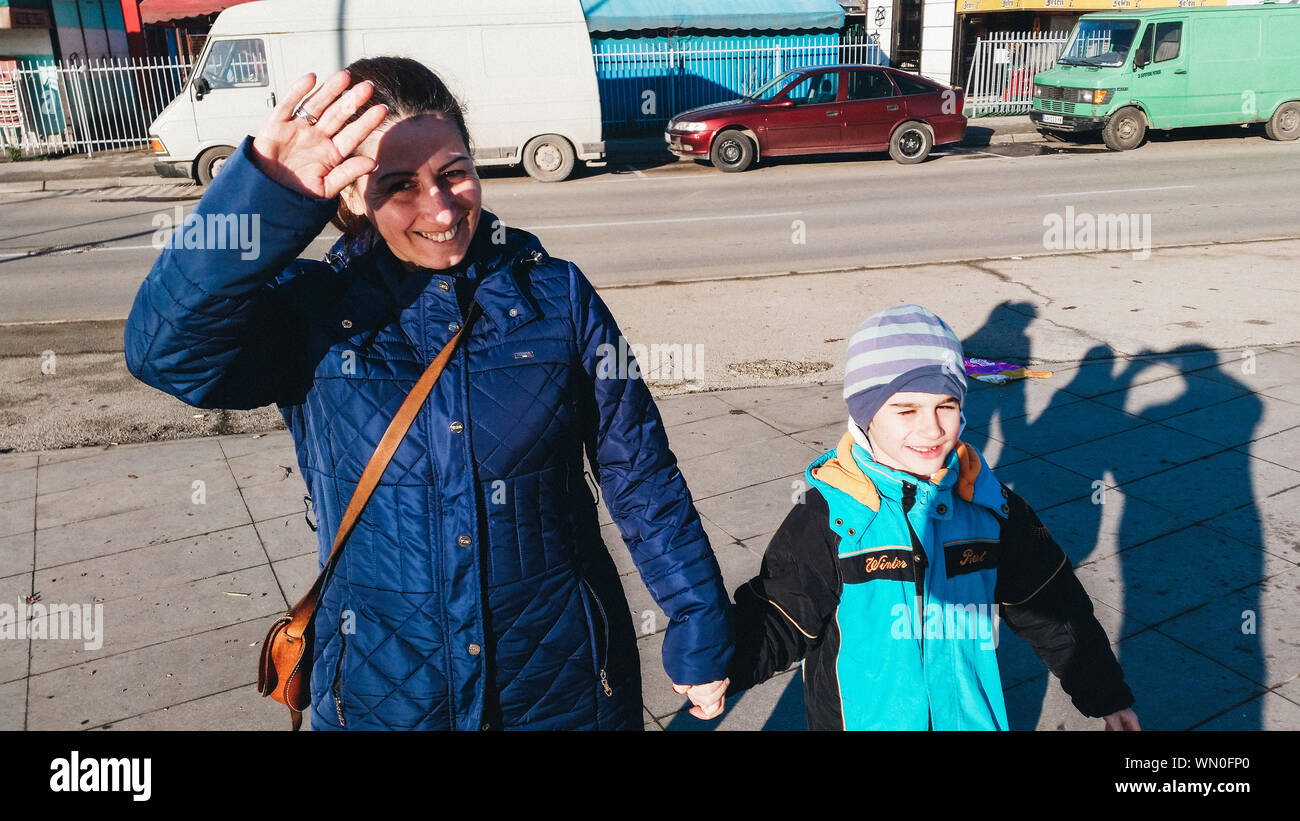 Porträt der Mutter mit Sohn zu Fuß auf der Straße Stockfoto