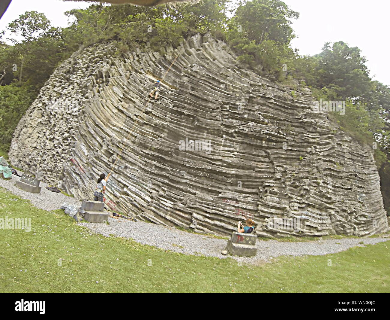 Klettern von Basaltfelsen in Boquete, Panama. Glattes und rutschiges Top-Roaming nur während des Urlaubs in Mittelamerika. Stockfoto