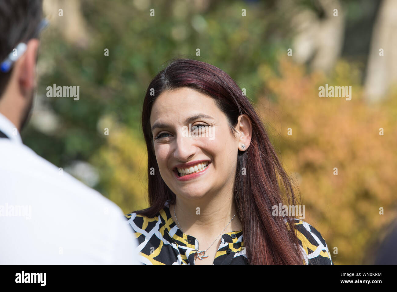 Westminster, London, Großbritannien. 5. September 2019. Luciana Berger MP, die gerade die Liberalen Demokraten beigetreten ist, nimmt teil an Medien Interviews in College Green. No-Deal Brexit Kampf als Boris Johnson's Aussetzung des Parlaments für fünf Wochen in den Gerichten für ein zweites Mal herausgefordert. Die anti-deal Bill passiert zweite Lesung im Oberhaus. Die Regierung bereitet eine neue Abstimmung am kommenden Montag auf einem snap Wahl zu halten. Die oppositionen MPs wollen nicht zurück Wahl, bis die Regierung die Regeln keine-deal Brexit. Stockfoto