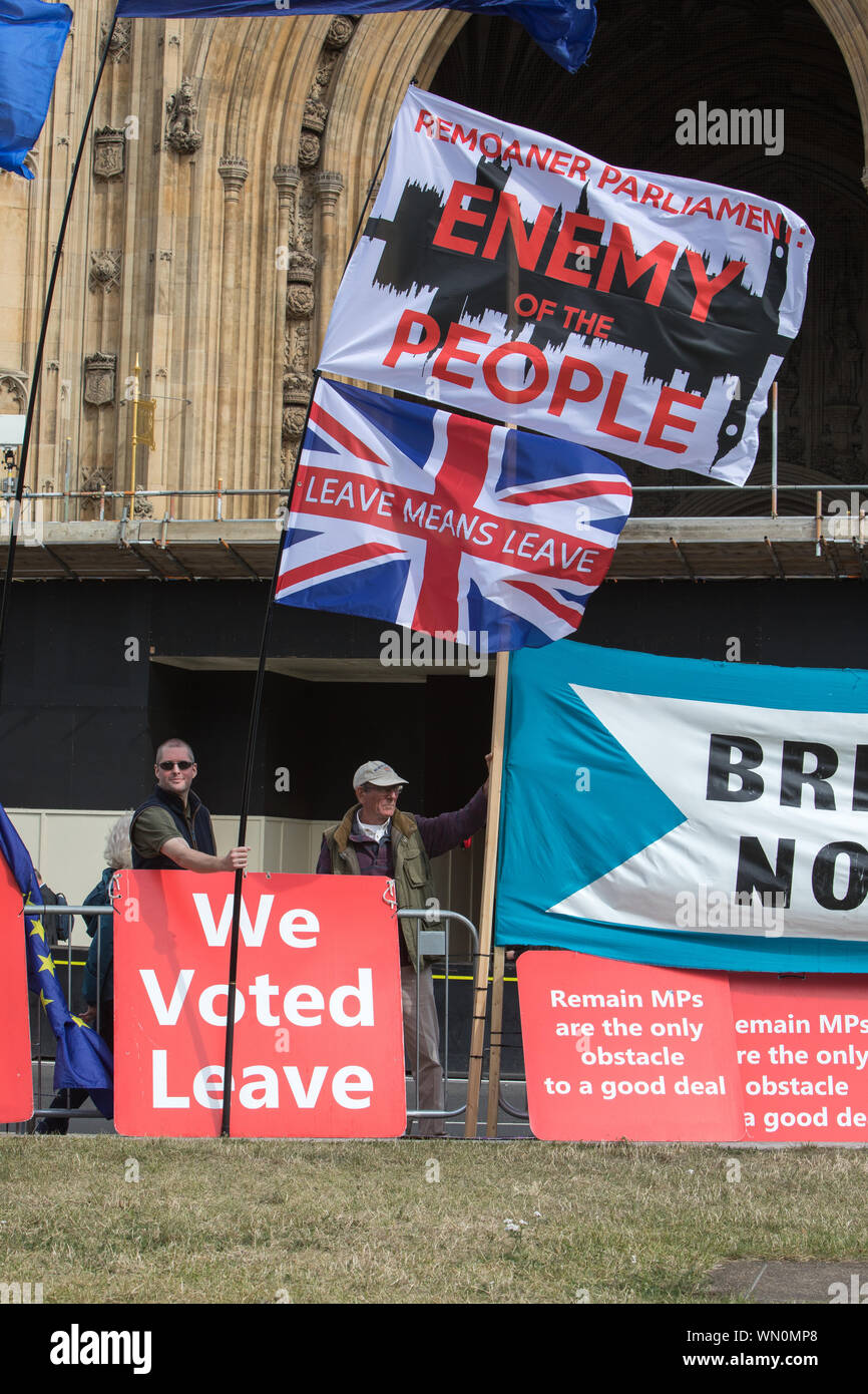 Westminster, London, Großbritannien. 5. September 2019. Unterstützer Verlassen zeigt in College Green. No-Deal Brexit Kampf als Boris Johnson's Aussetzung des Parlaments für fünf Wochen in den Gerichten für ein zweites Mal herausgefordert. Die anti-deal Bill passiert zweite Lesung im Oberhaus. Die Regierung bereitet eine neue Abstimmung am kommenden Montag auf einem snap Wahl zu halten. Die oppositionen MPs wollen nicht zurück Wahl, bis die Regierung die Regeln keine-deal Brexit. Stockfoto