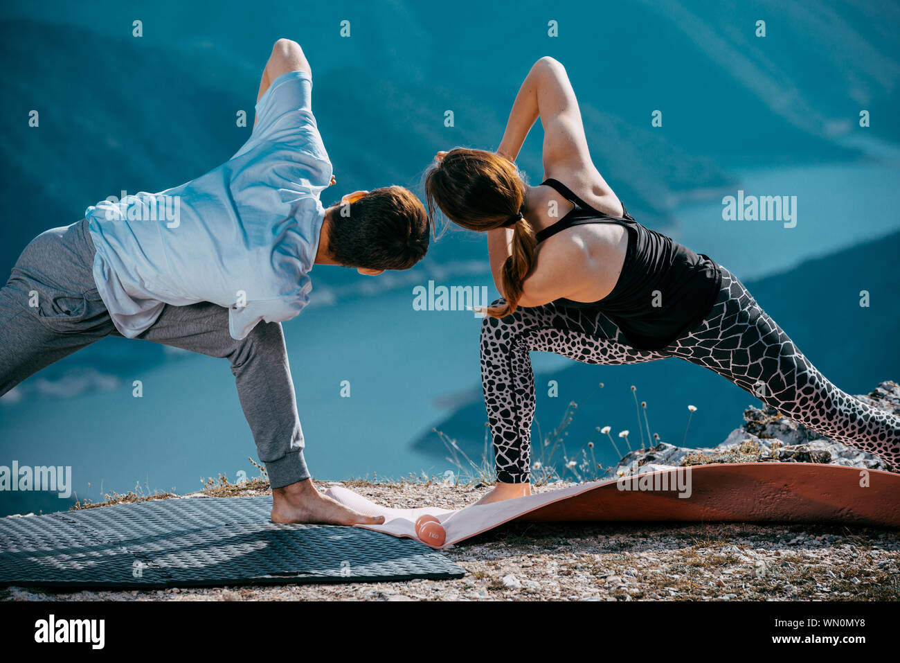 Paar Meditation Yoga in den Bergen. Reisen lifestyle Entspannung emotionale Konzept Abenteuer Sommer Ferien Stockfoto