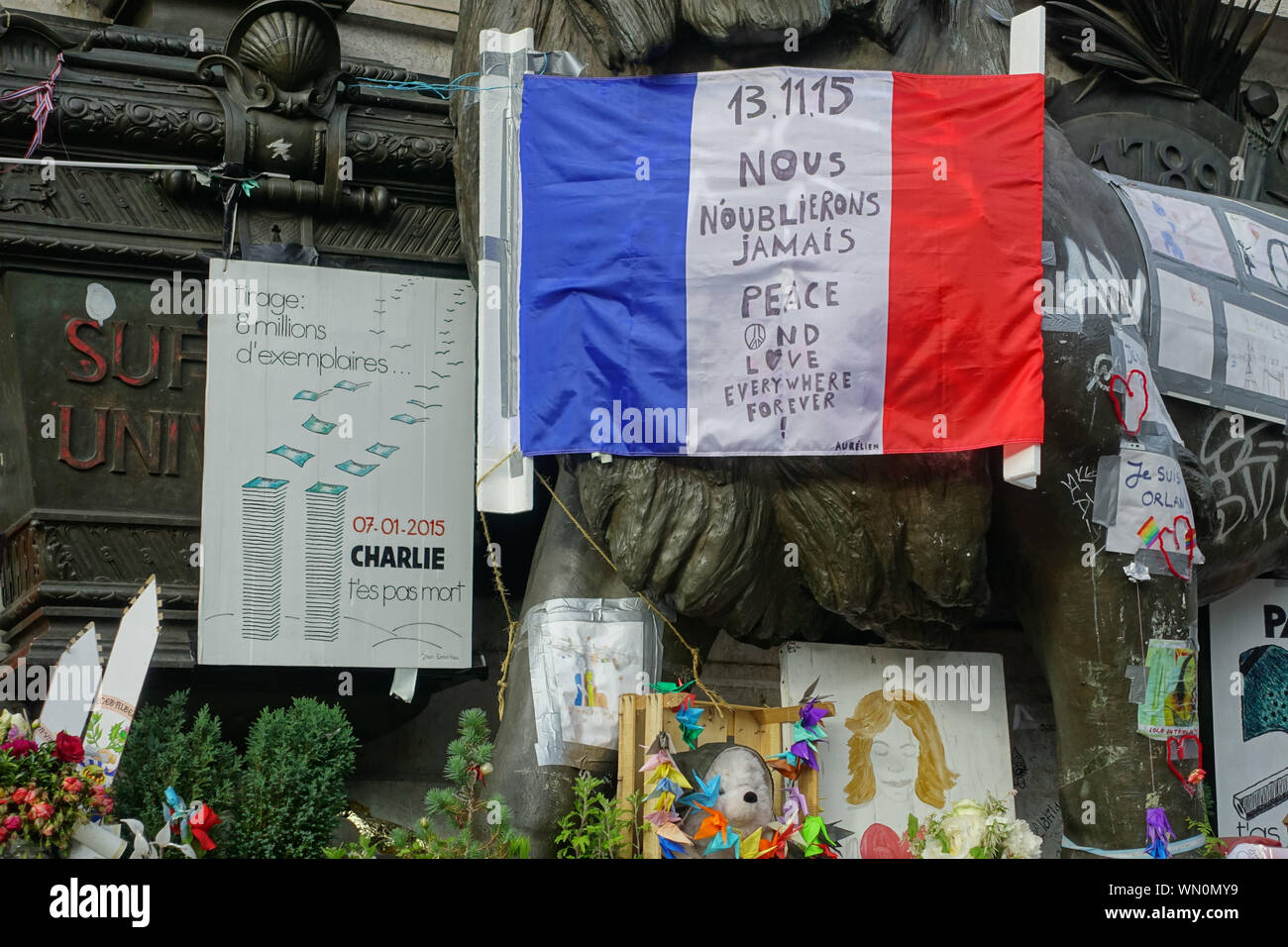 Paris, Place de la Republique, Monument à la République, Gedenken die Terroranschläge bei Charlie Hebdo, 'Je Suis Charlie' Stockfoto