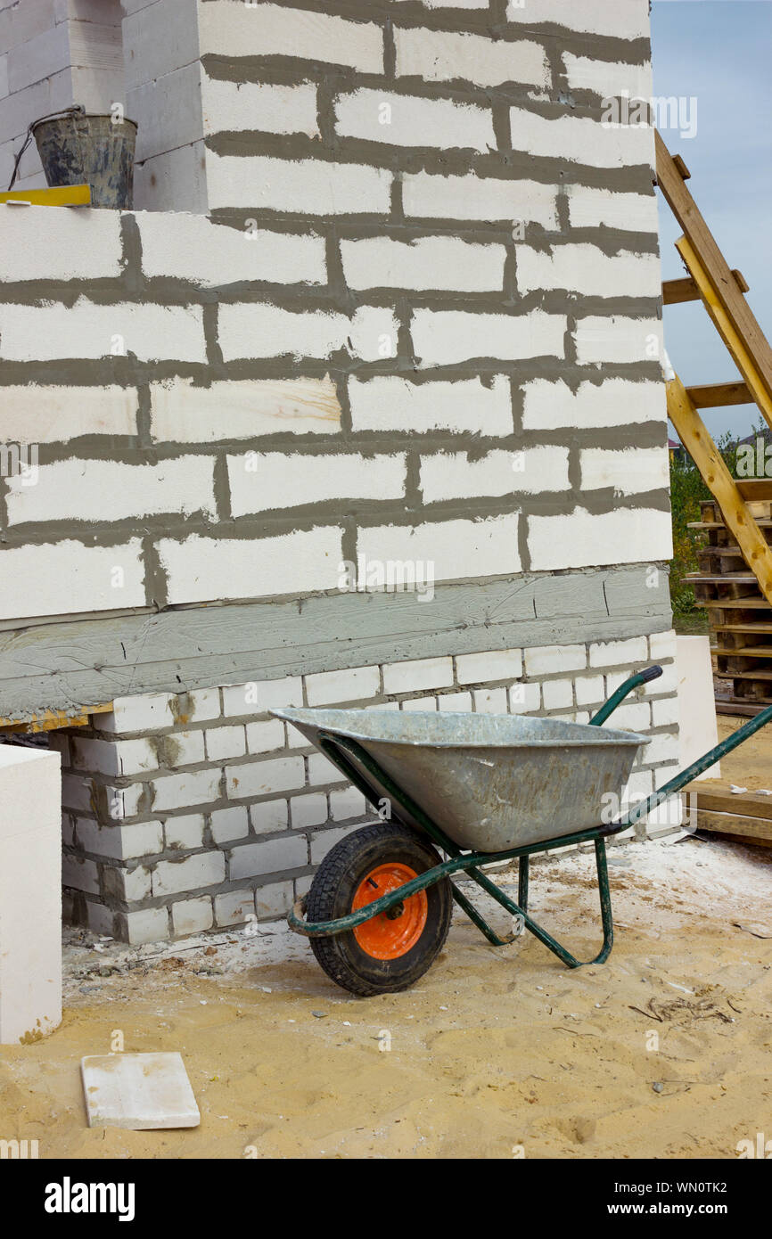 Wir finden Sie in der Ecke eines Hauses aus weißem Porenbeton gebaut Stockfoto