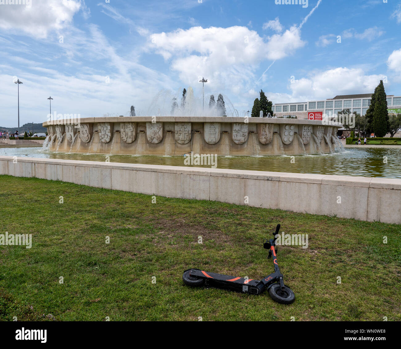 Abgebrochene Circ scooter durch Jeronimos Kloster in Belem in der Nähe von Lissabon, Portugal. Stockfoto