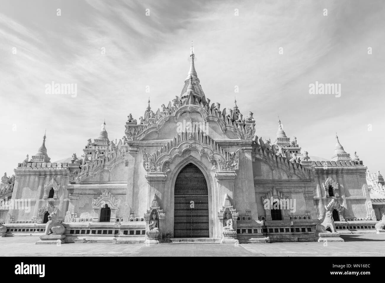 Schwarz-weiss Bild der architektonischen Ananda Tempel, einem berühmten buddhistischen Tempel im Nationalpark von Bagan, Myanmar entfernt Stockfoto