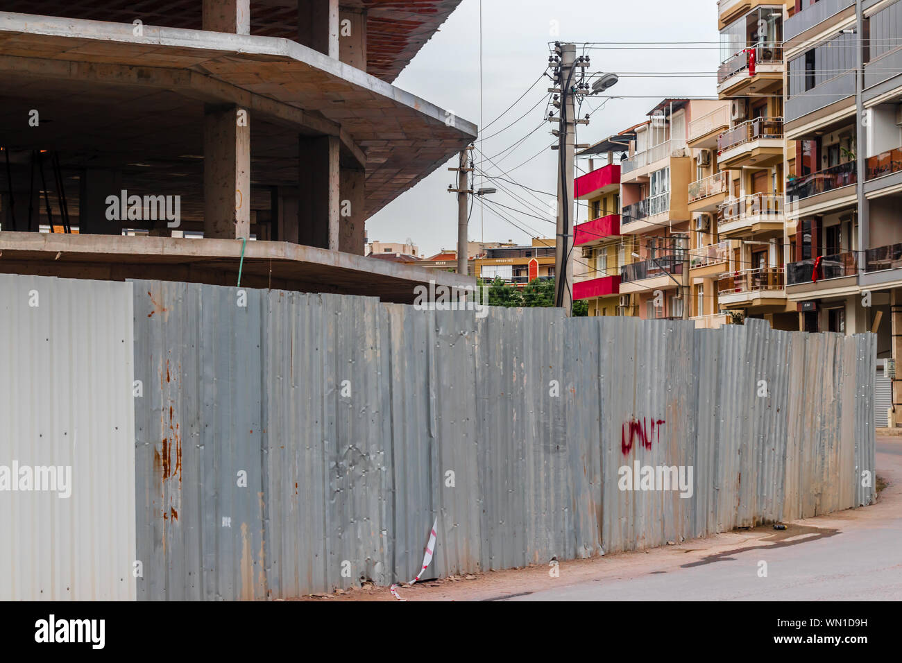 Ein Schießen von Baustelle - es gibt nur wenige Gebäude. Bild ist aus Izmir/Türkei. Stockfoto