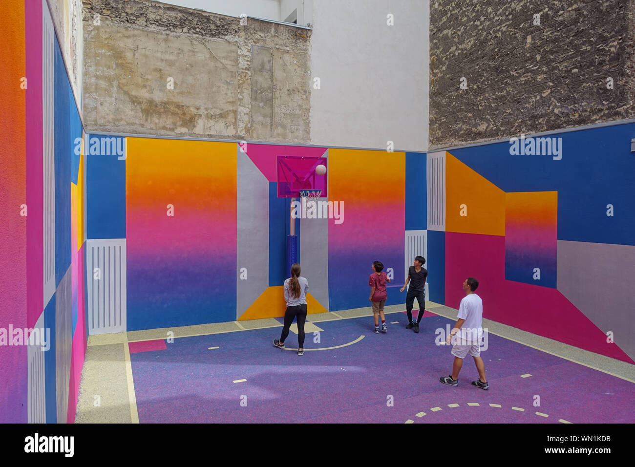 Paris, Basketballplatz Rue Duperre Stockfoto