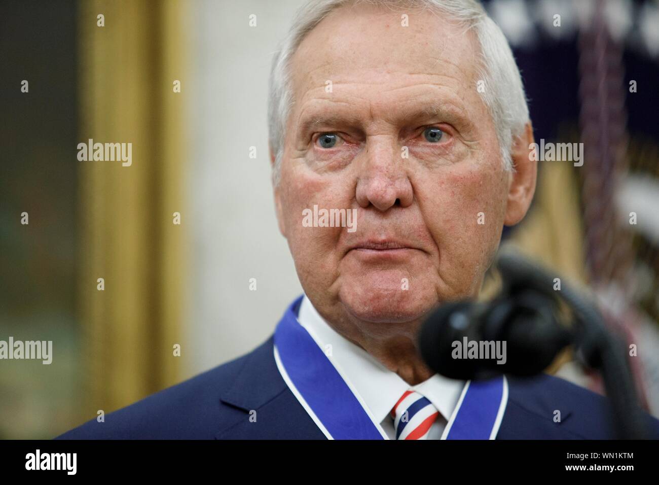 Präsidenten der Vereinigten Staaten Donald J. Trumpf präsentiert die Presidential Medal of Freedom zu NBA Hall of Fame Mitglied Jerry West während einer Zeremonie im Inneren des Oval Office am 5. September 2019, im Weißen Haus in Washington. West, 81, graduierte von der West Virginia Universität und spielte 14 Jahreszeiten mit den Los Angeles Lakers. Credit: Tom Brenner/Pool über CNP/MediaPunch Stockfoto