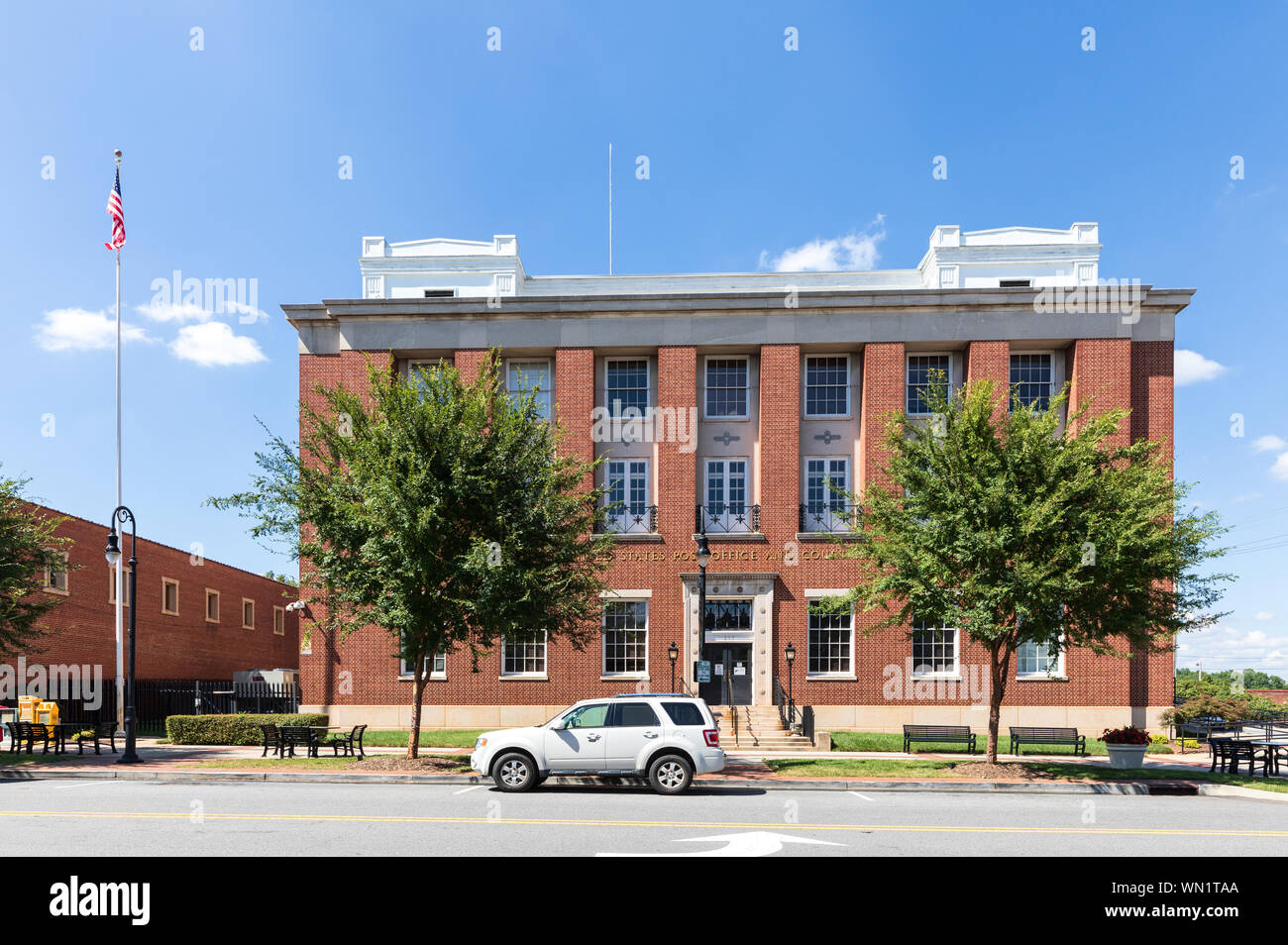 STATESVILLE, NC, USA-1 SEPTEMBER 2019: Äußere des Gebäudes als Statesville Post und Gerichtsgebäude, jetzt als bundesstellen sie gekennzeichnet. Stockfoto