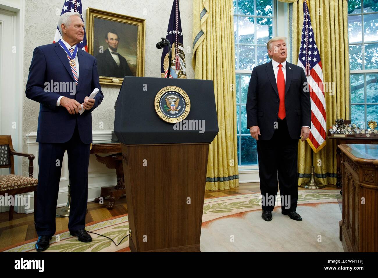 Präsidenten der Vereinigten Staaten Donald J. Trumpf präsentiert die Presidential Medal of Freedom zu NBA Hall of Fame Mitglied Jerry West während einer Zeremonie im Inneren des Oval Office am 5. September 2019, im Weißen Haus in Washington. West, 81, graduierte von der West Virginia Universität und spielte 14 Jahreszeiten mit den Los Angeles Lakers. Credit: Tom Brenner/Pool über CNP | Verwendung weltweit Stockfoto