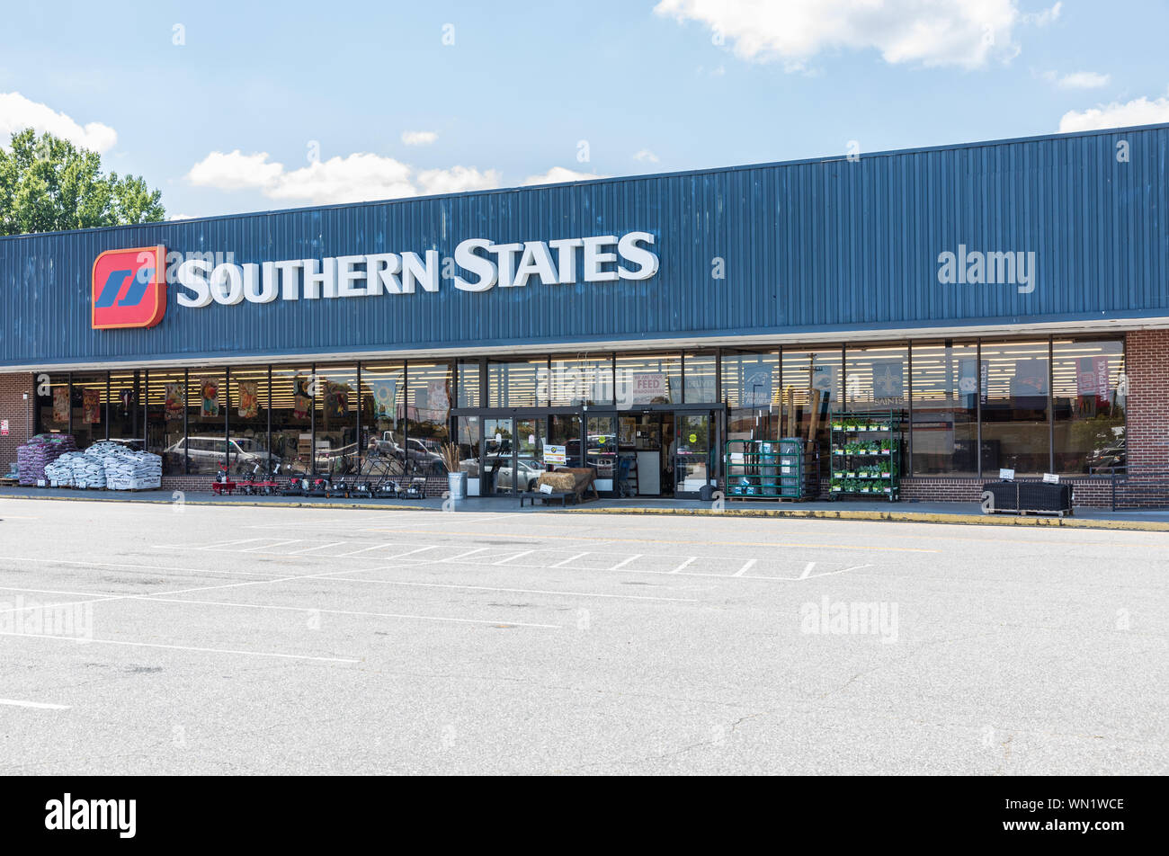 STATESVILLE, NC, USA-1 SEPTEMBER 2019: Die STOREFRONT der südlichen Staaten, eine Farm Equipment Supplier. Stockfoto