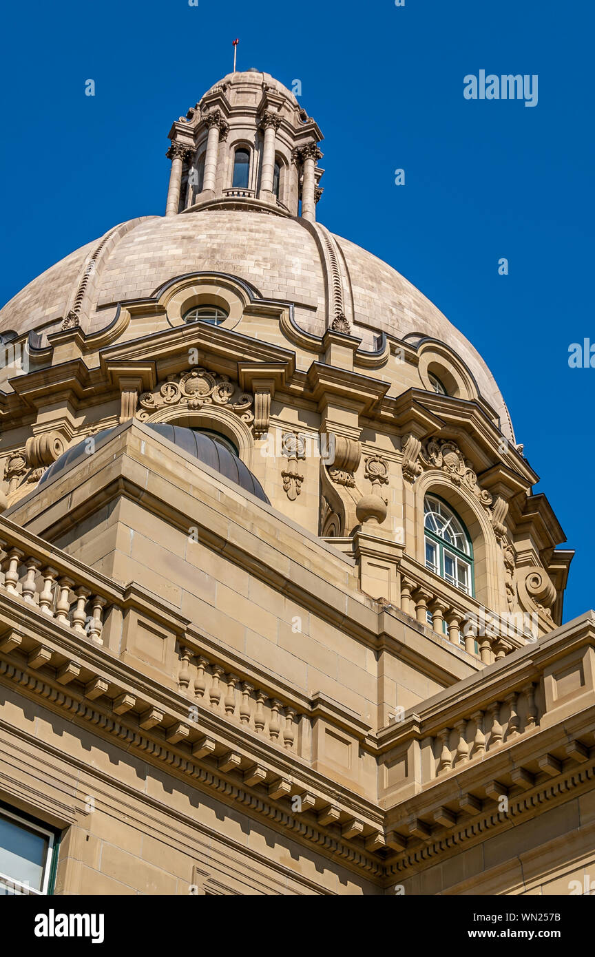 Die Außenfassade des Gebäudes in Edmonton Alberta Gesetzgebung. Foto an einem warmen Sommertag. Rechtlichen Gründen sichtbar. Stockfoto