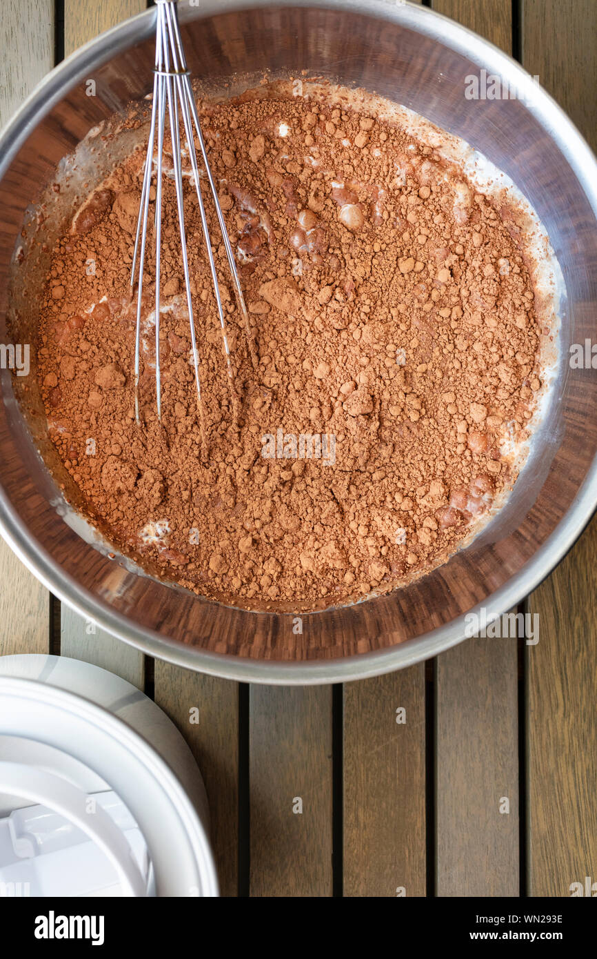 Schokolade Ibb Minsk creme Mischung in einer Küche Schüssel mit der Auswurftrommel und dem Eiscreme-automaten Stockfoto