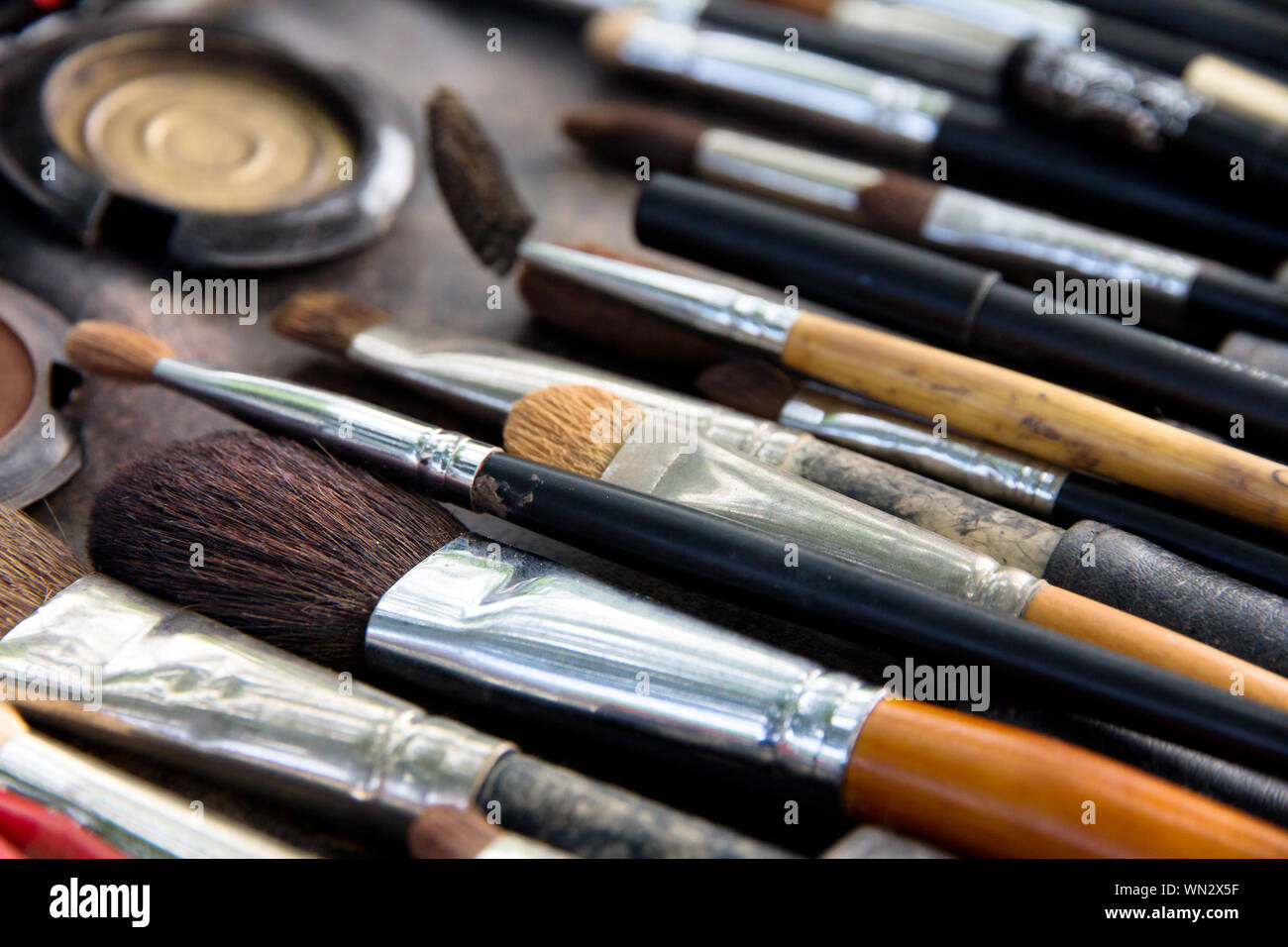 Hohe Betrachtungswinkel der Make-up-Pinsel auf Tisch Stockfoto