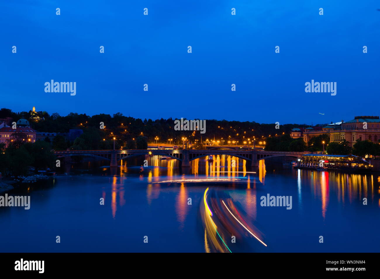 Die Moldau in der Nacht, von der Karlsbrücke, Prag, Tschechische Republik gesehen Stockfoto