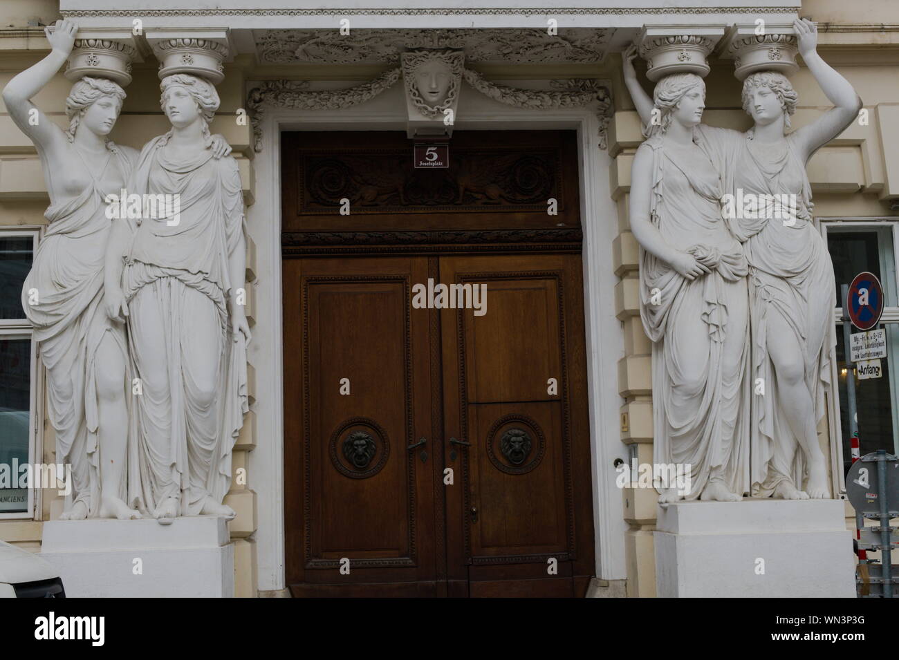 Kariatiden vor dem Osterreichischen Parlament in Wien Stockfoto