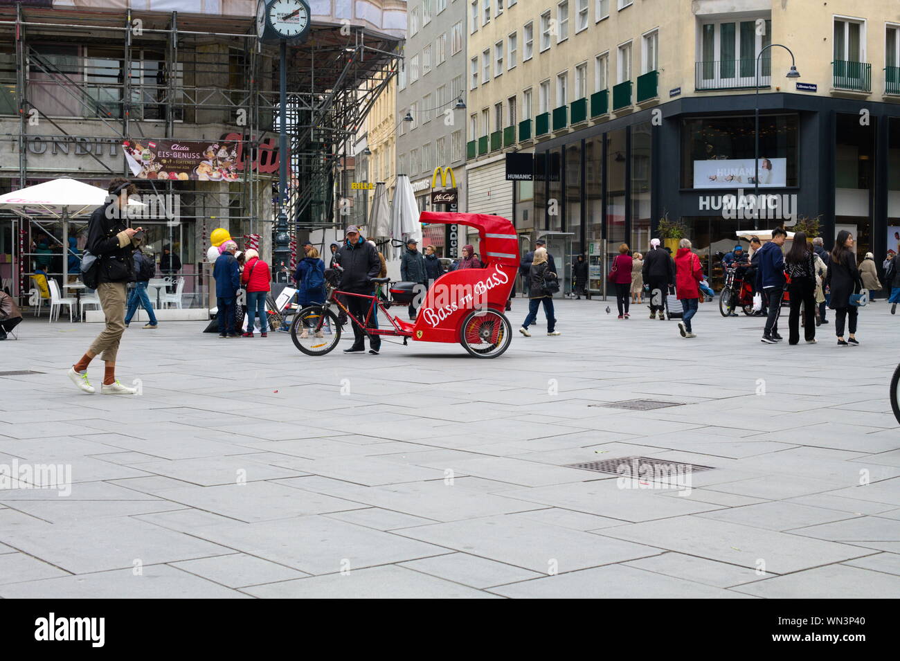 Ein Fahrradfahrer und sein Fahrer auf dem Stephansplatz in Wien Stockfoto