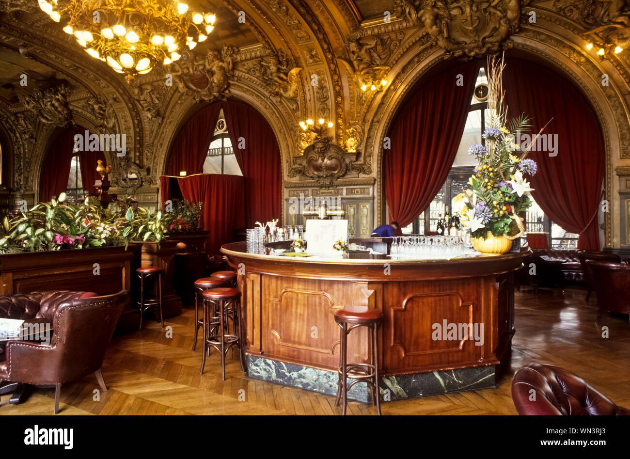 Le Train Bleu ist ein Restaurant mit originaler Fin-de-siècle-Ausstattung im Gare de Lyon in Paris. Stockfoto