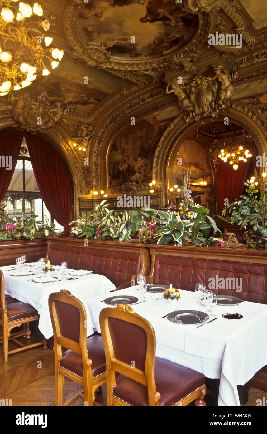 Le Train Bleu ist ein Restaurant mit originaler Fin-de-siècle-Ausstattung im Gare de Lyon in Paris. Stockfoto