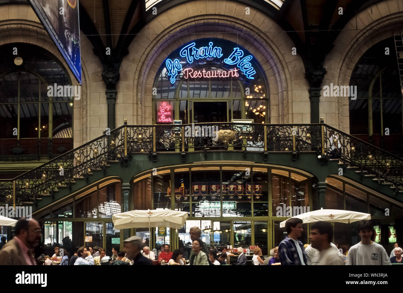 Le Train Bleu ist ein Restaurant mit originaler Fin-de-siècle-Ausstattung im Gare de Lyon in Paris. Stockfoto