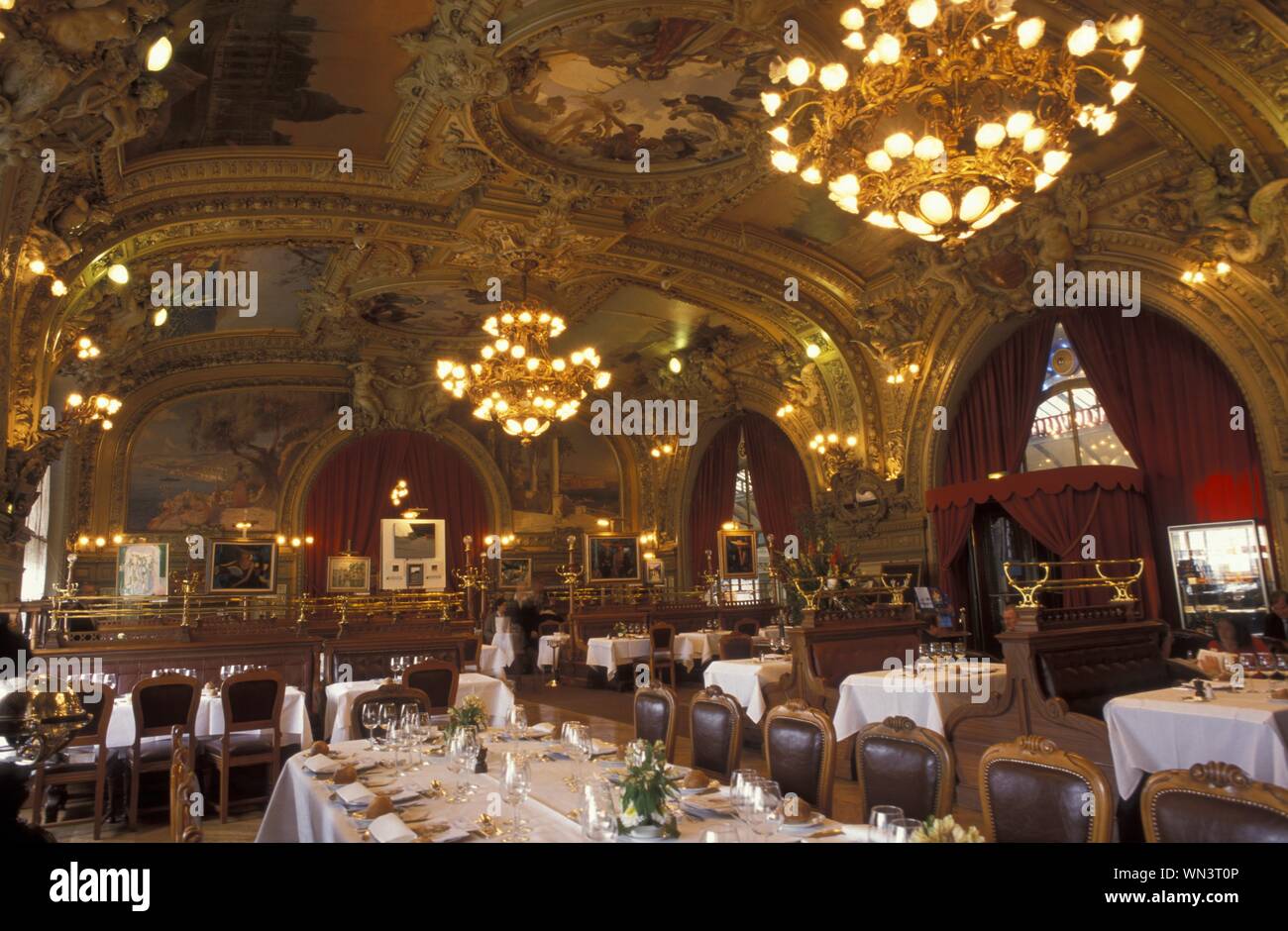 Le Train Bleu ist ein Restaurant mit originaler Fin-de-siècle-Ausstattung im Gare de Lyon in Paris. Stockfoto