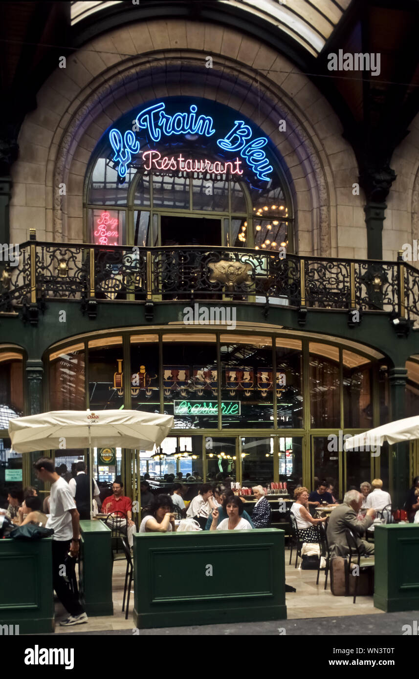 Le Train Bleu ist ein Restaurant mit originaler Fin-de-siècle-Ausstattung im Gare de Lyon in Paris. Stockfoto