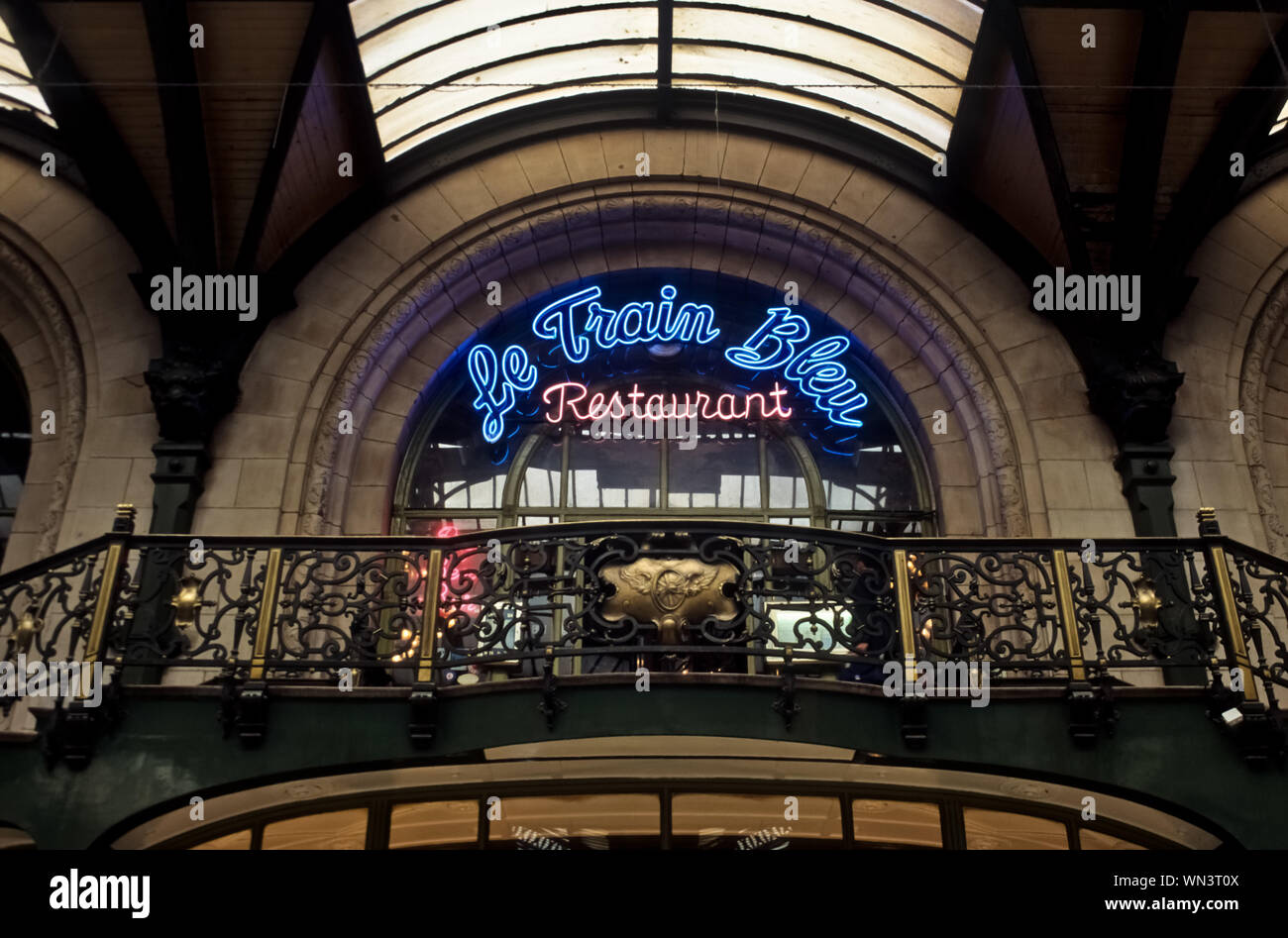 Le Train Bleu ist ein Restaurant mit originaler Fin-de-siècle-Ausstattung im Gare de Lyon in Paris. Stockfoto