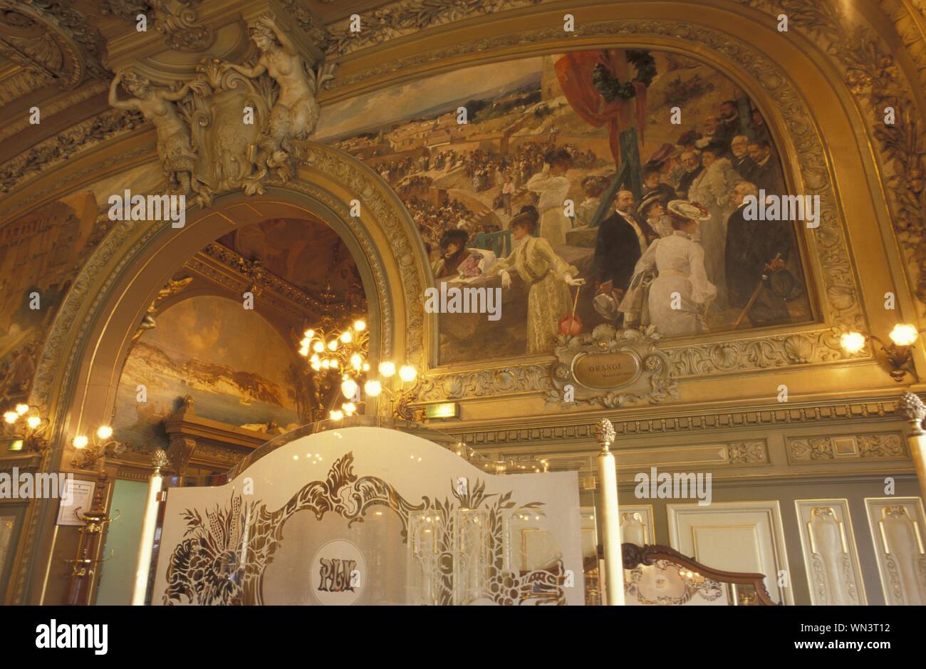 Le Train Bleu ist ein Restaurant mit originaler Fin-de-siècle-Ausstattung im Gare de Lyon in Paris. Stockfoto