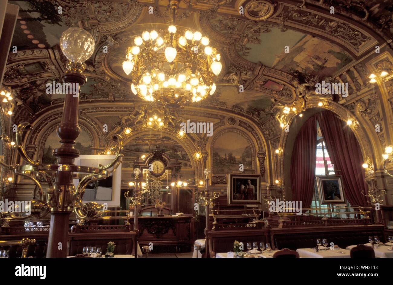 Le Train Bleu ist ein Restaurant mit originaler Fin-de-siècle-Ausstattung im Gare de Lyon in Paris. Stockfoto