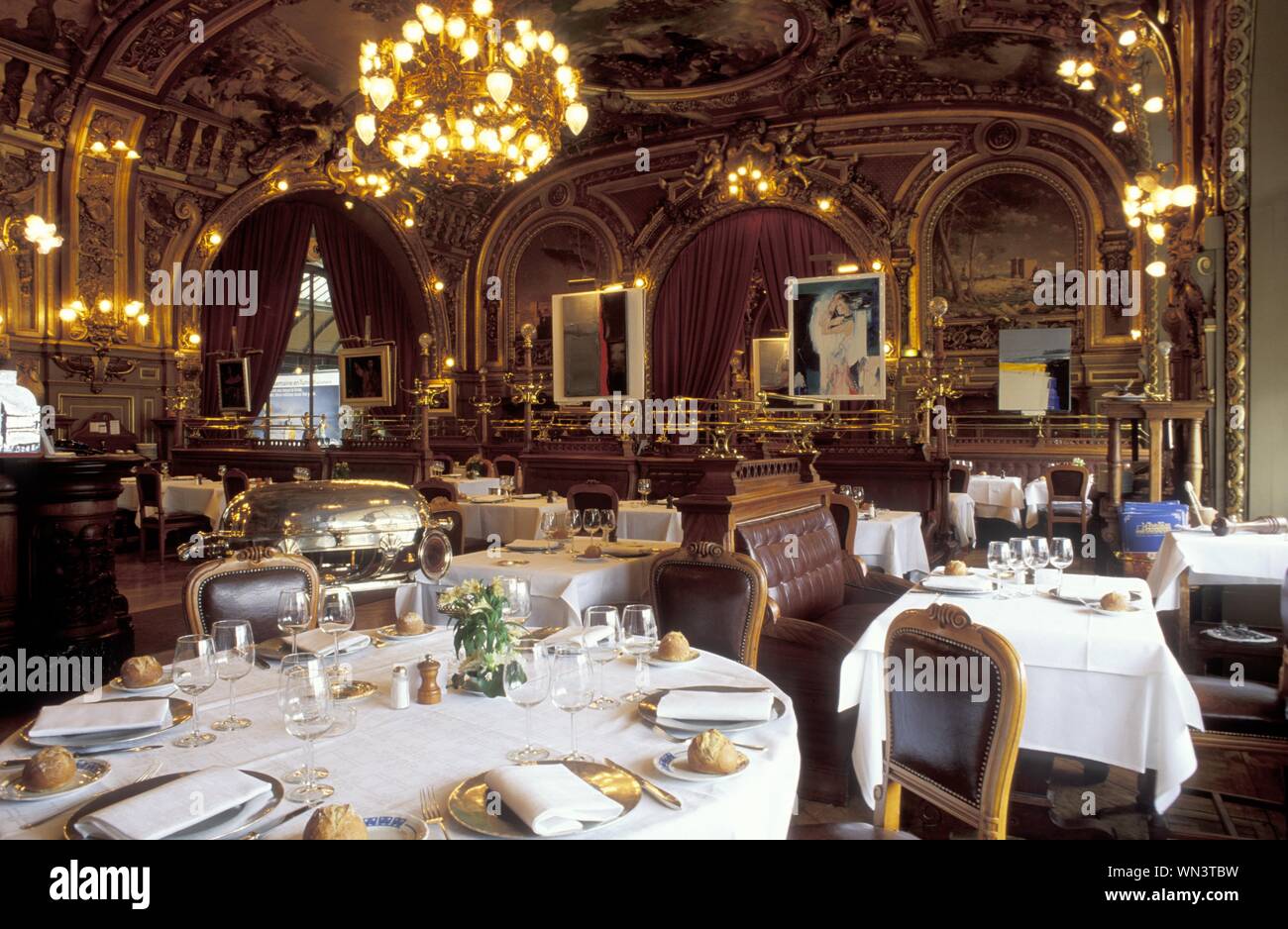 Le Train Bleu ist ein Restaurant mit originaler Fin-de-siècle-Ausstattung im Gare de Lyon in Paris. Stockfoto