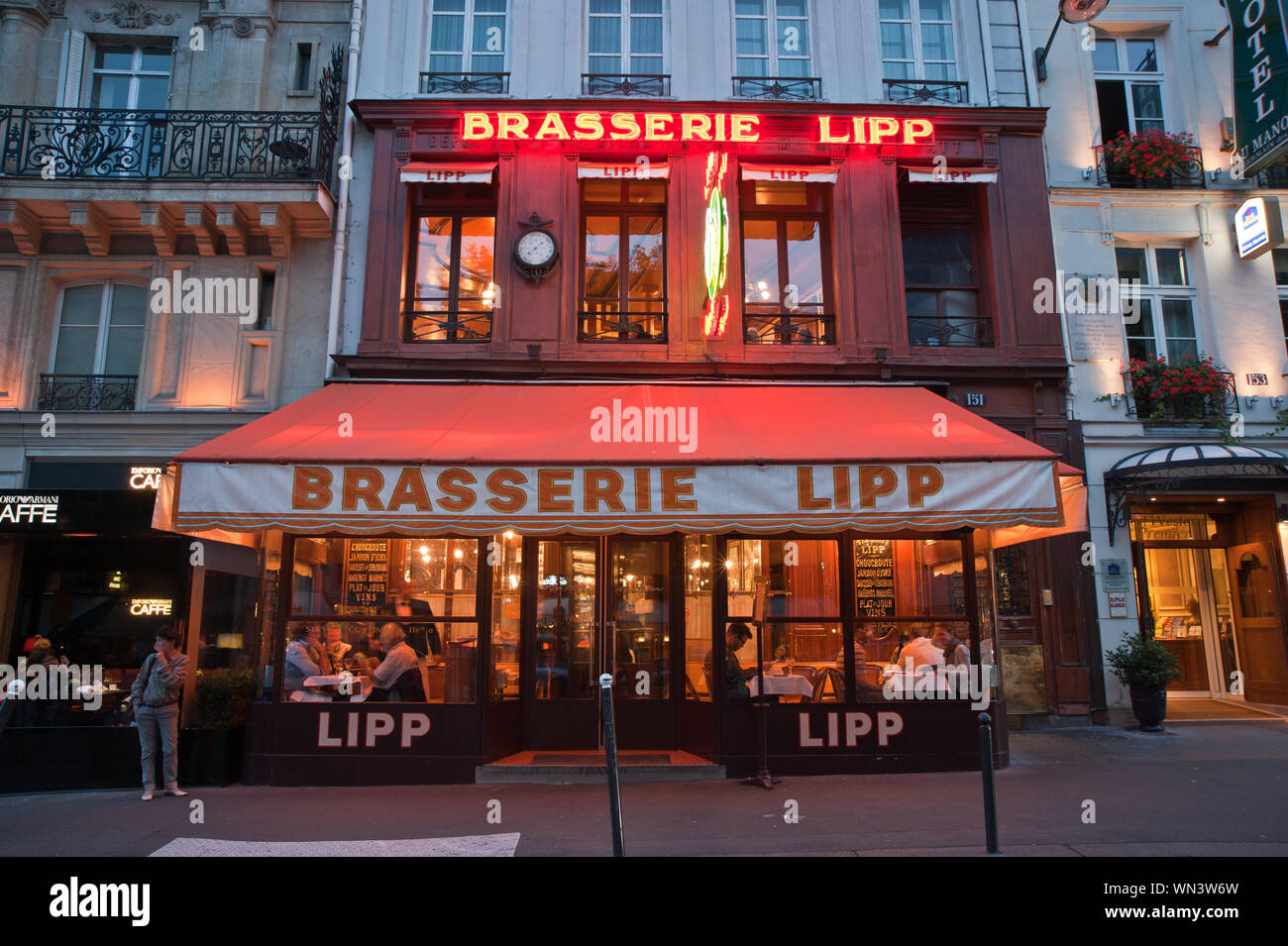Lipp ist eine Brasserie am Boulevard Saint-Germain im 6. Arrondissement von Paris. Es sponsert einen jährlichen Literaturpreis, den Prix Cazes, der Na Stockfoto