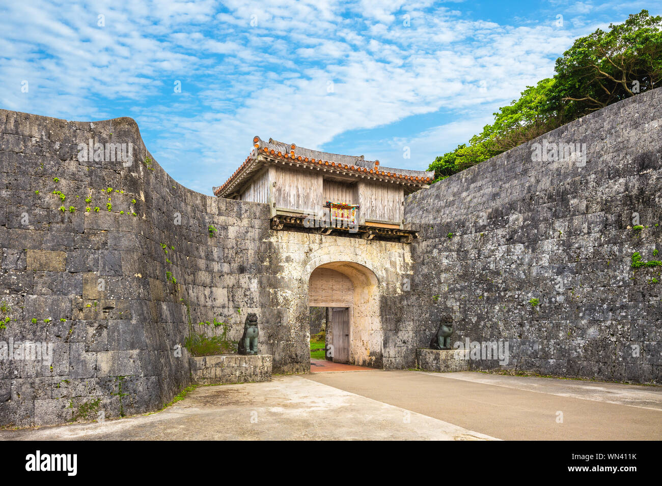 Das erste Tor von Shuri Castle, die der König und Offiziere verwendet. Die Wörter auf es, 'Kankaimon Gate' Stockfoto