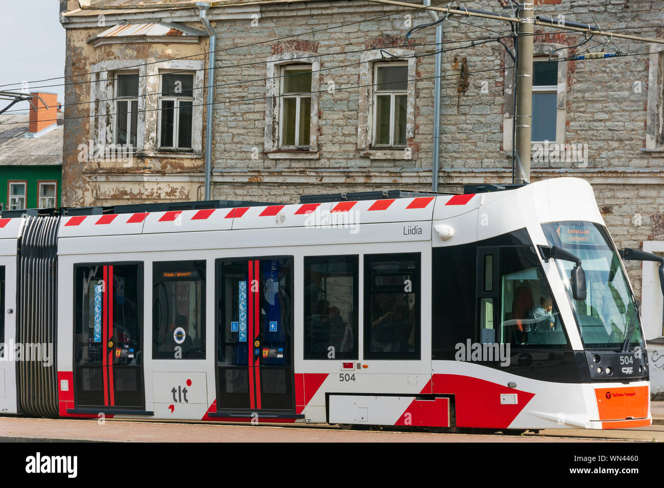 Straßenbahn an der Bushaltestelle Straßenbahnhaltestelle in Tallinn Estland Stockfoto