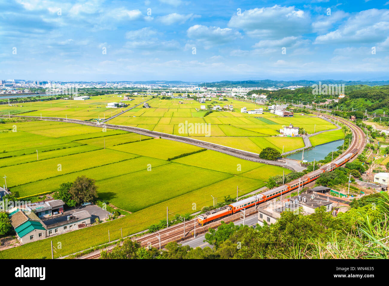 Landschaft von miaoli mit Bahn und Zug in Taiwan Stockfoto