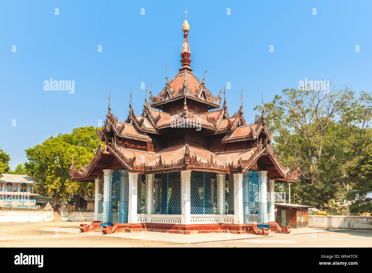 Zayat, die Häuser der Mingun Glocke in Myanmar Stockfoto