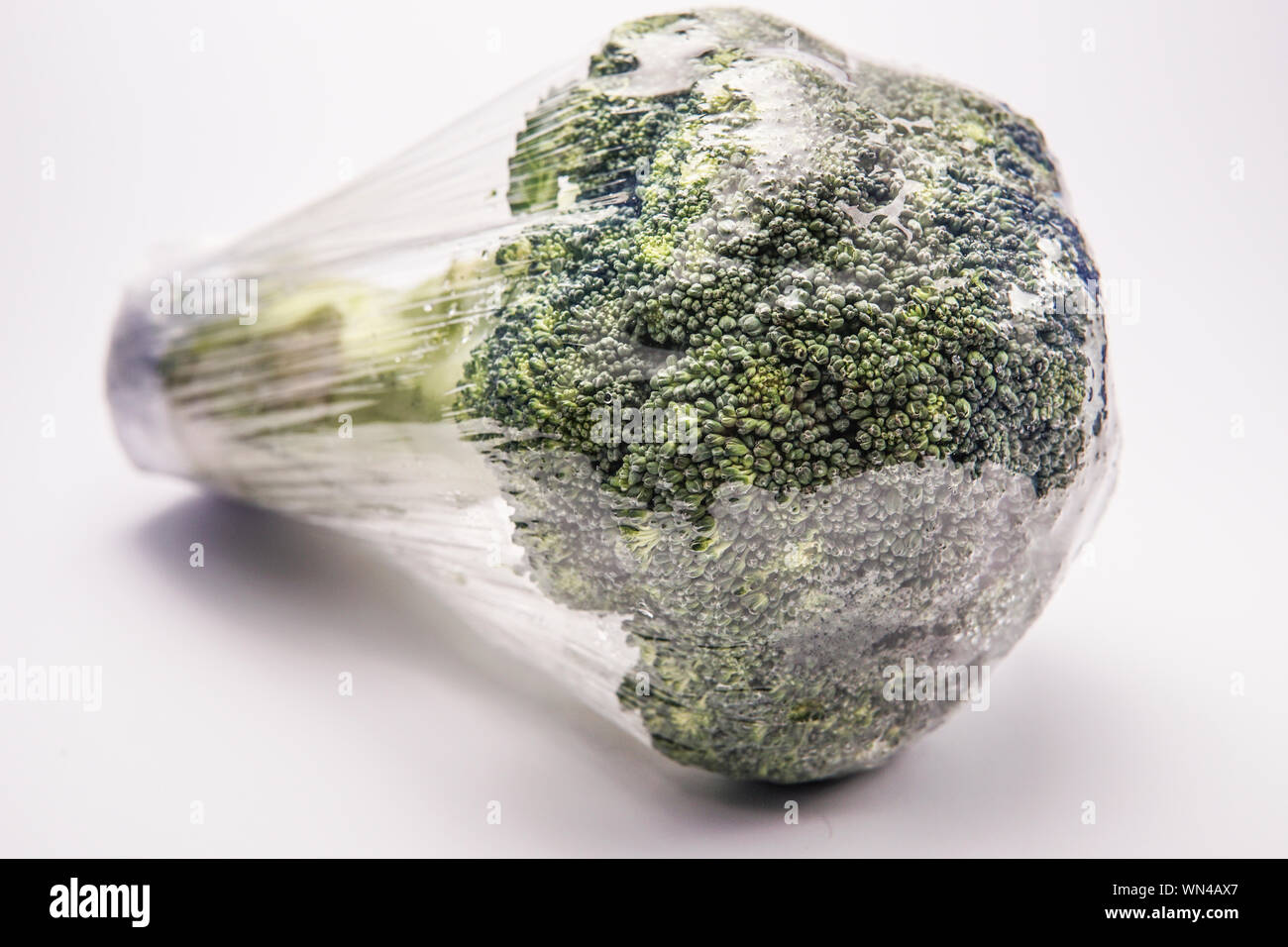 Brokkoli verpackt in Kunststoff Stockfotografie - Alamy