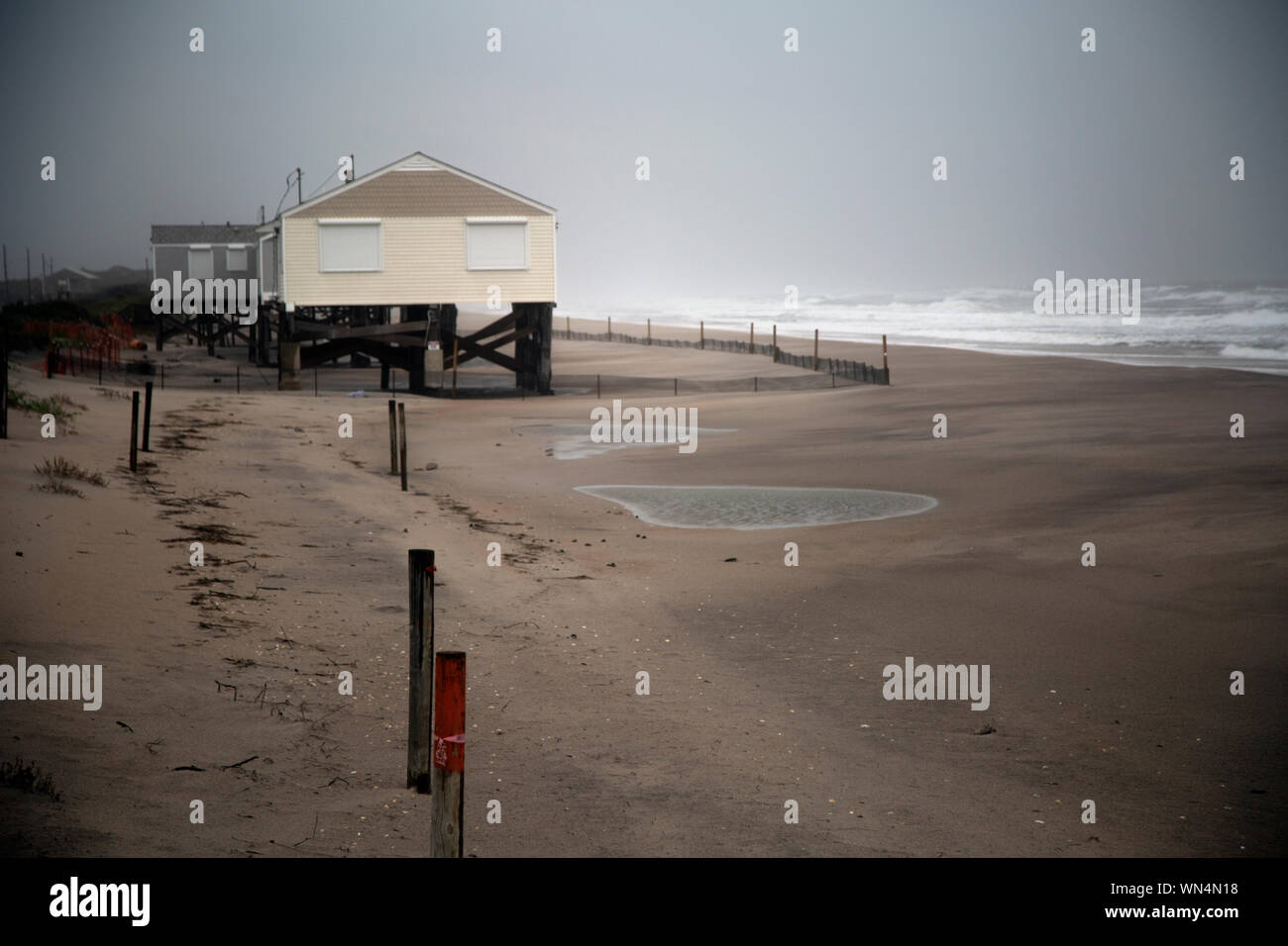 Zunehmender Wind und Wellen beginnen Onslow Strand Auswirkungen als Hurrikan Dorian Ansätze Marine Corps Base Camp Lejeune in North Carolina, Sept. 5, 2019. (U.S. Marine Corps Foto von Cpl. Alexia Lythos) Stockfoto