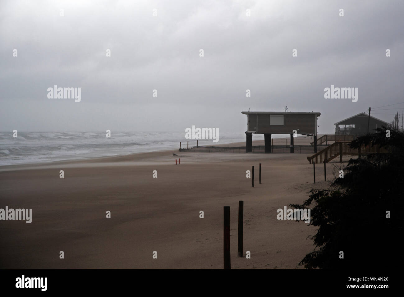 Zunehmender Wind und Wellen beginnen Onslow Strand Auswirkungen als Hurrikan Dorian Ansätze Marine Corps Base Camp Lejeune in North Carolina, Sept. 5, 2019. (U.S. Marine Corps Foto von Cpl. Alexia Lythos) Stockfoto