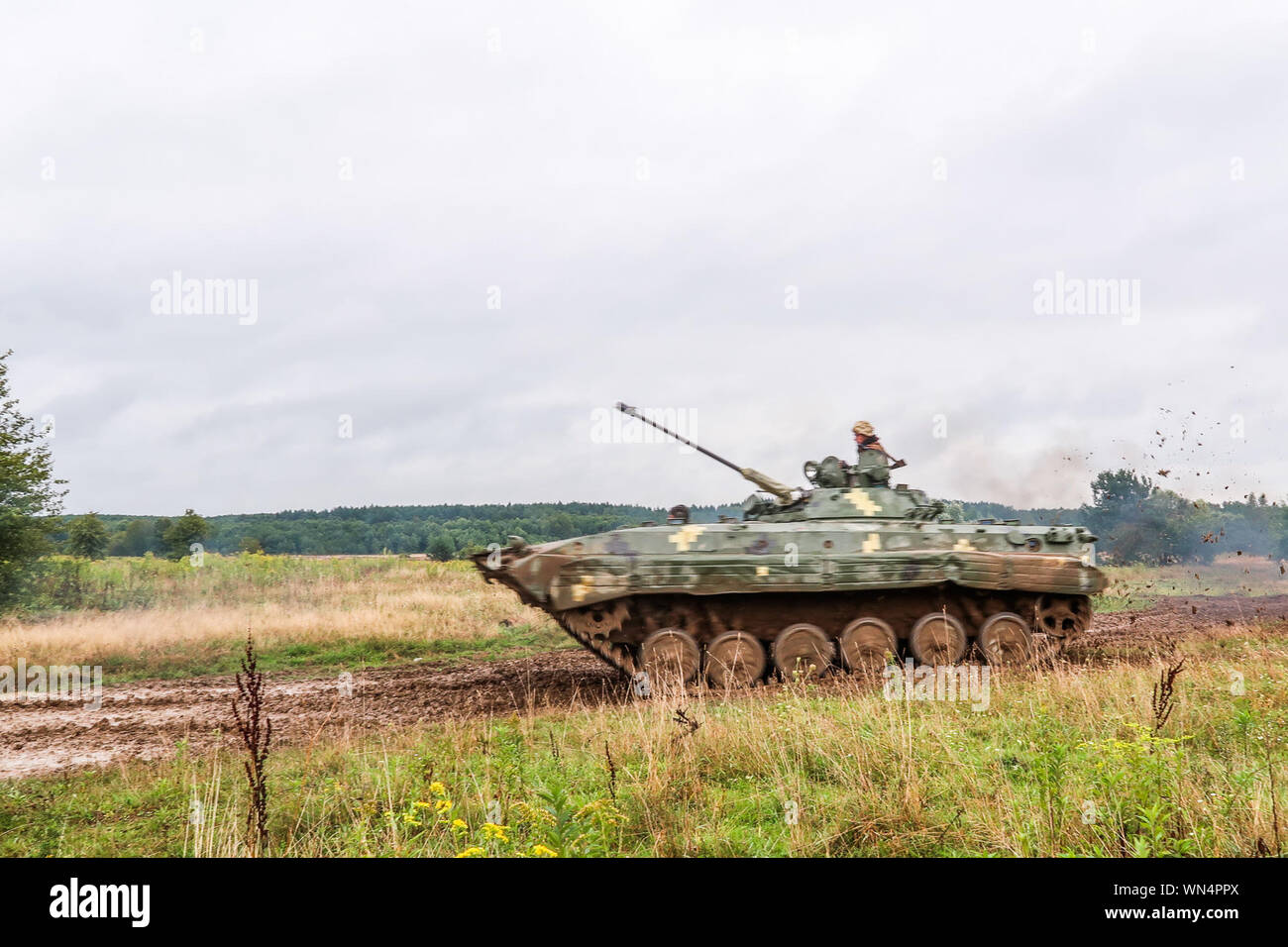 Ein Tank platoon 2 Bataillon, 10. Berg Assault Brigade der Ukrainischen Bodentruppen führt Proben in der Vorbereitung für ihre Live Fire Training. Stockfoto