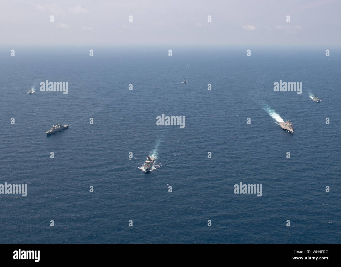 Golf von Thailand (Sept. 4, 2019) - Vordere Reihe, von links nach rechts zu, KDB Darulaman (OPV-08), RSS Tenacious (71), HTMS Krabi (OPV-1382), USS Montgomery (LCS 8), UMS Kyansittha (F-12), hintere Reihe, von vorne nach hinten, BRP Ramone Alcaraz (PS-16), und Vietnam Corvette HQ-18 ist in einer Diamond formation während ein Foto Übung im Rahmen des ASEAN-US Maritime Übung (AUMX). Die erste AUMX, Co -, die durch die USA und die Königlich Thailändische marine Led, mit maritimen Kräfte aus den USA und aus allen 10 ASEAN-Mitgliedstaaten. AUMX fördert die gemeinsamen Verpflichtungen Partnerschaften, Sicherheit und Stabilität in Südostasien auf den Seeverkehr. (U.S. Na Stockfoto