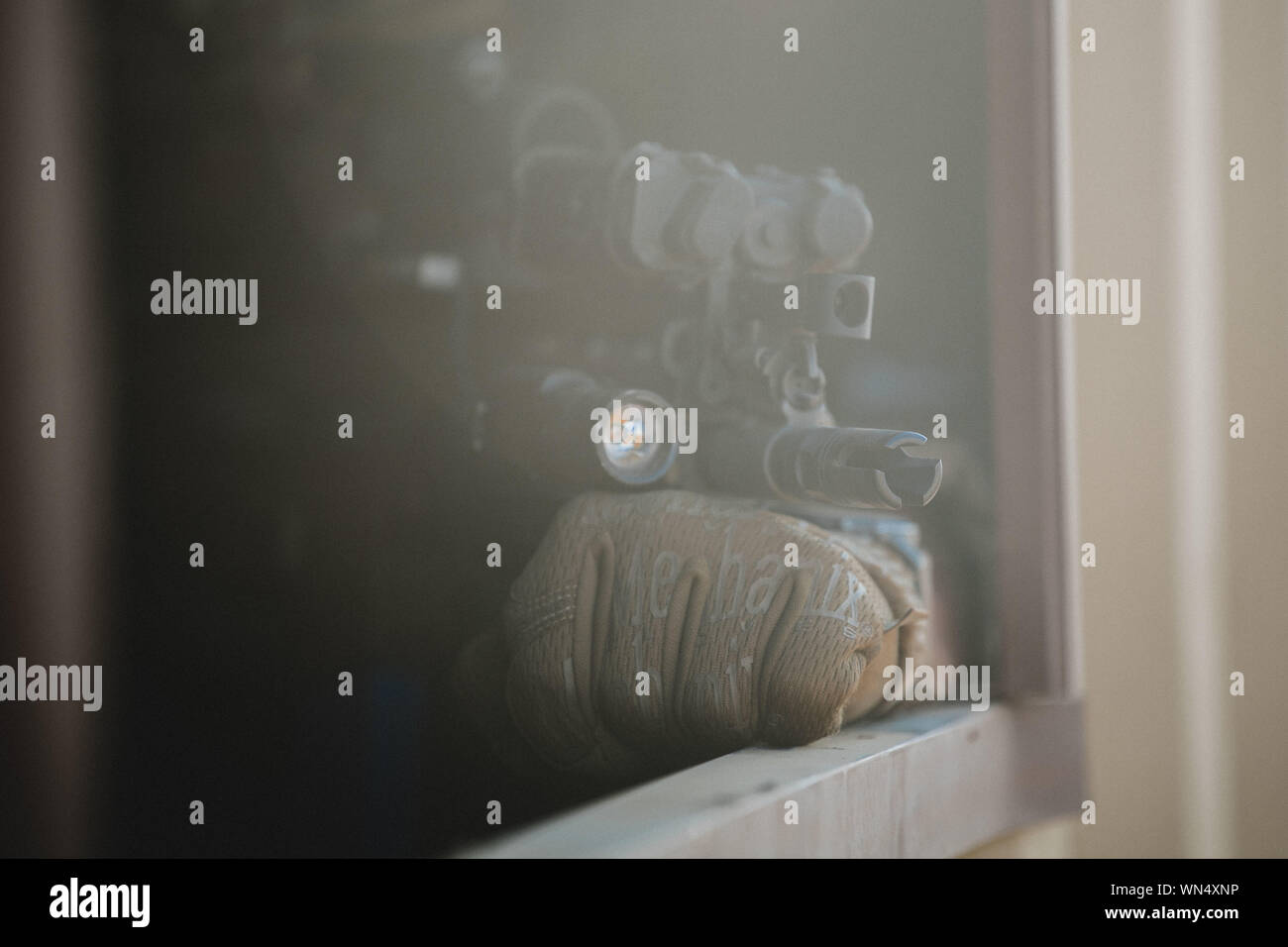 Eine zypriotische Nationalgarde Special Forces Operator verteidigt seine Position als andere auf dem Weg zu einem Ziel zu gelangen, während die Durchführung einer Szenario während der Übung eifrig Lion2019 in der Nähe der Sahab Bezirk, Haschemitisches Königreich Jordanien, Sept. 3, 2019. Eifrig, Lion, US Central Command der größte und komplexeste ausüben, ist eine Gelegenheit, Kräfte in einem multilateralen Umwelt zu integrieren, arbeiten in realistischen Gelände und militärische Stärkung der militärischen Beziehungen. (U.S. Air Force Foto von älteren Flieger Sean Campbell) Stockfoto