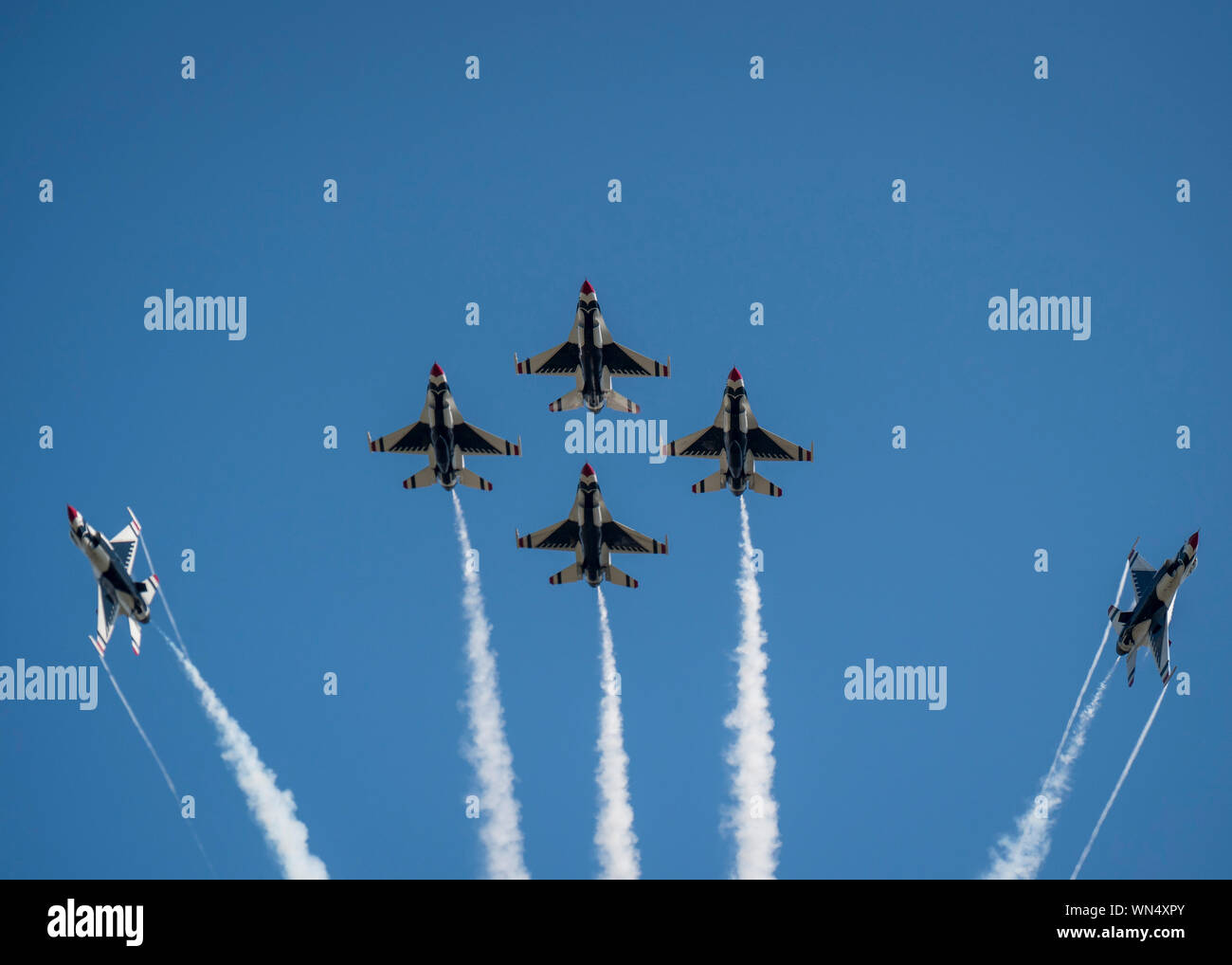 Die US Air Force Thunderbirds über Cleveland, Ohio, während die Cleveland National Airshow, September 2, 2019. Die Thunderbirds repräsentieren die Stolz, Präzision und Professionalität von mehr als 685.000 Gesamtkraft Flieger, 60.000 von ihnen sind derzeit in Verteidigung unserer Nation eingesetzt. (U.s. Air Force Foto von Maj. Ray Geoffroy) Stockfoto