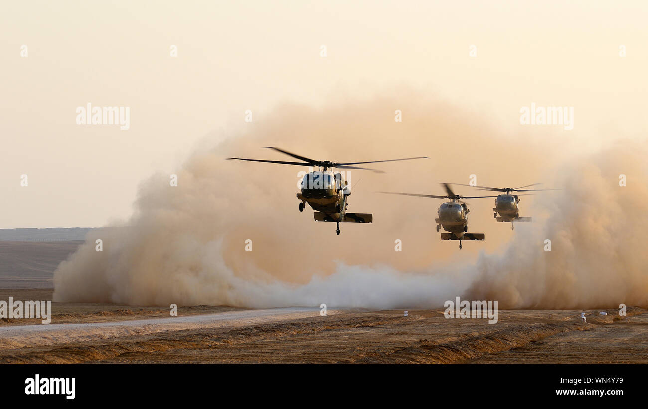 Die jordanischen Streitkräfte Flugzeuge erzeugen Wolken von Staub, wie sie unten gerade außerhalb eines Urban Assault Training Village berühren, die militärische Zielsetzung für die situationstraining Übung Teil der eifrigen Lion 2019. Jordanische Soldaten arbeiteten Hand in Hand mit US-amerikanischen und britischen Truppen das Dorf zu sichern, werden alle simulierten Unfall evakuieren und einen hohen Wert ein Ziel zu extrahieren. Eifrig Lion ist im neunten Jahr und US Central Command ist Premiere Übung in der Levante Region. (U.S. Armee Foto von Sgt. 1. Klasse Darron Salzer, Task Force Spartan) Stockfoto