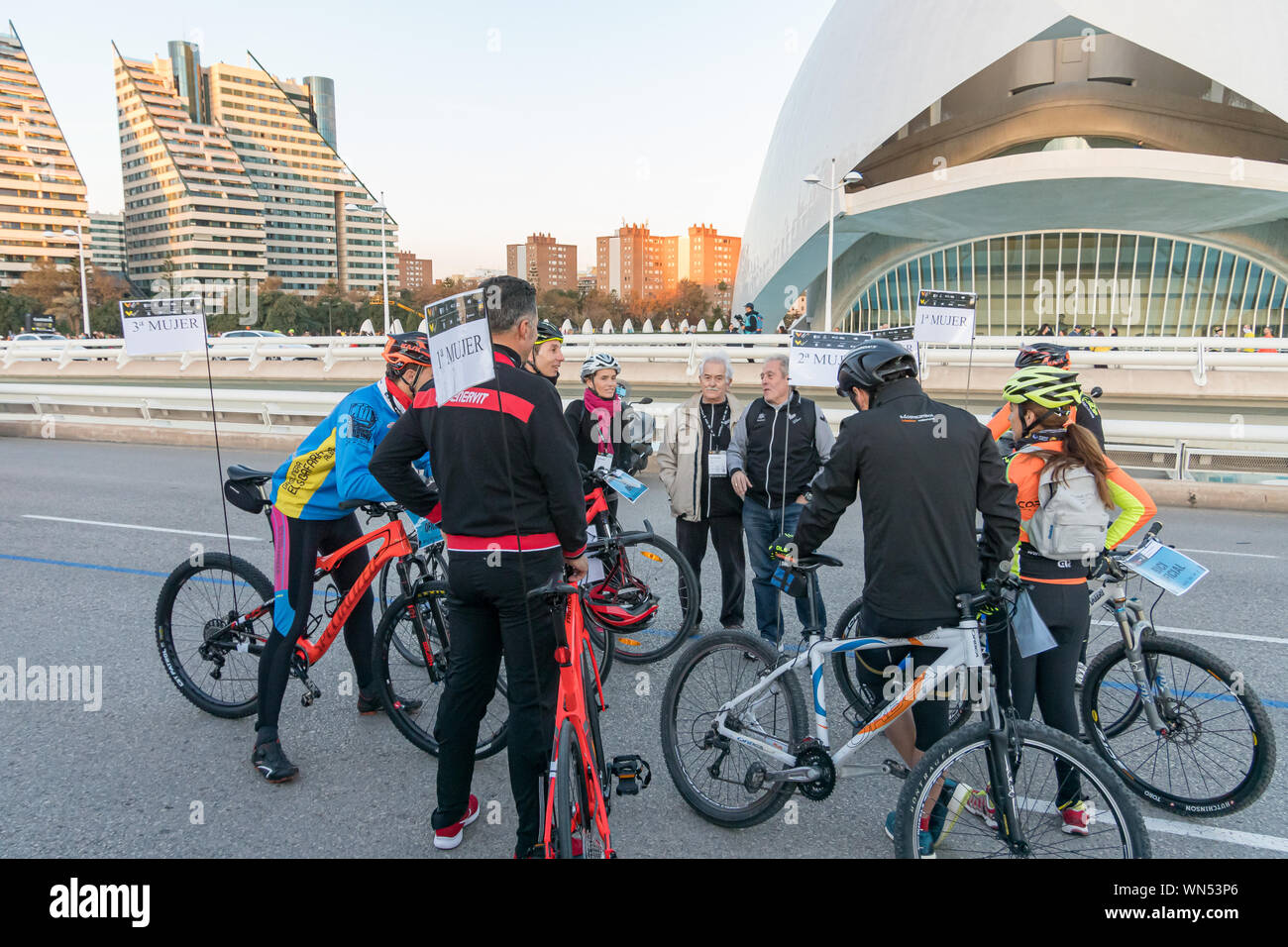 Miguel Indurain begleitet die erste Frau an der Valencia Marathon im Dezember 2018. Spanien Stockfoto