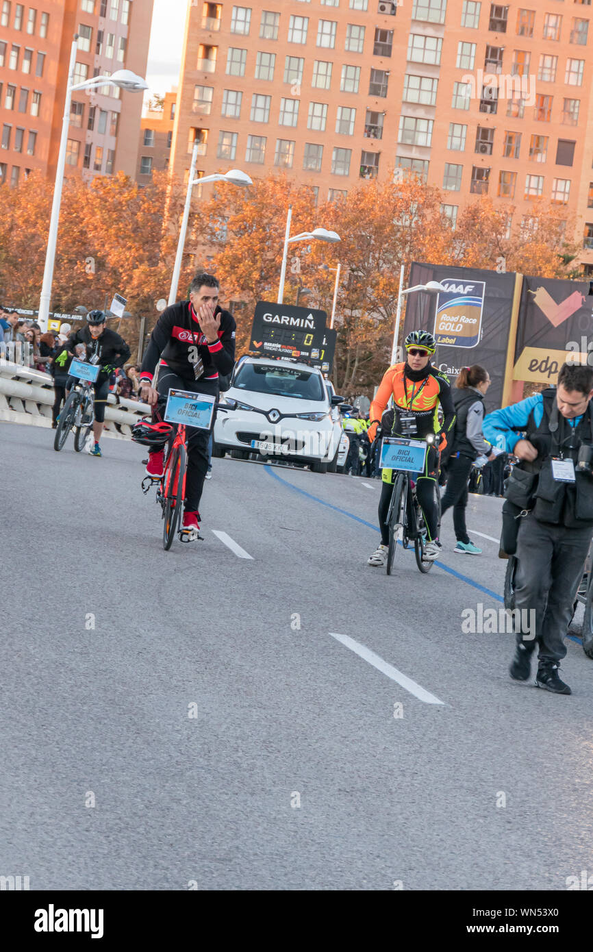 Miguel Indurain begleitet die erste Frau an der Valencia Marathon im Dezember 2018. Spanien Stockfoto