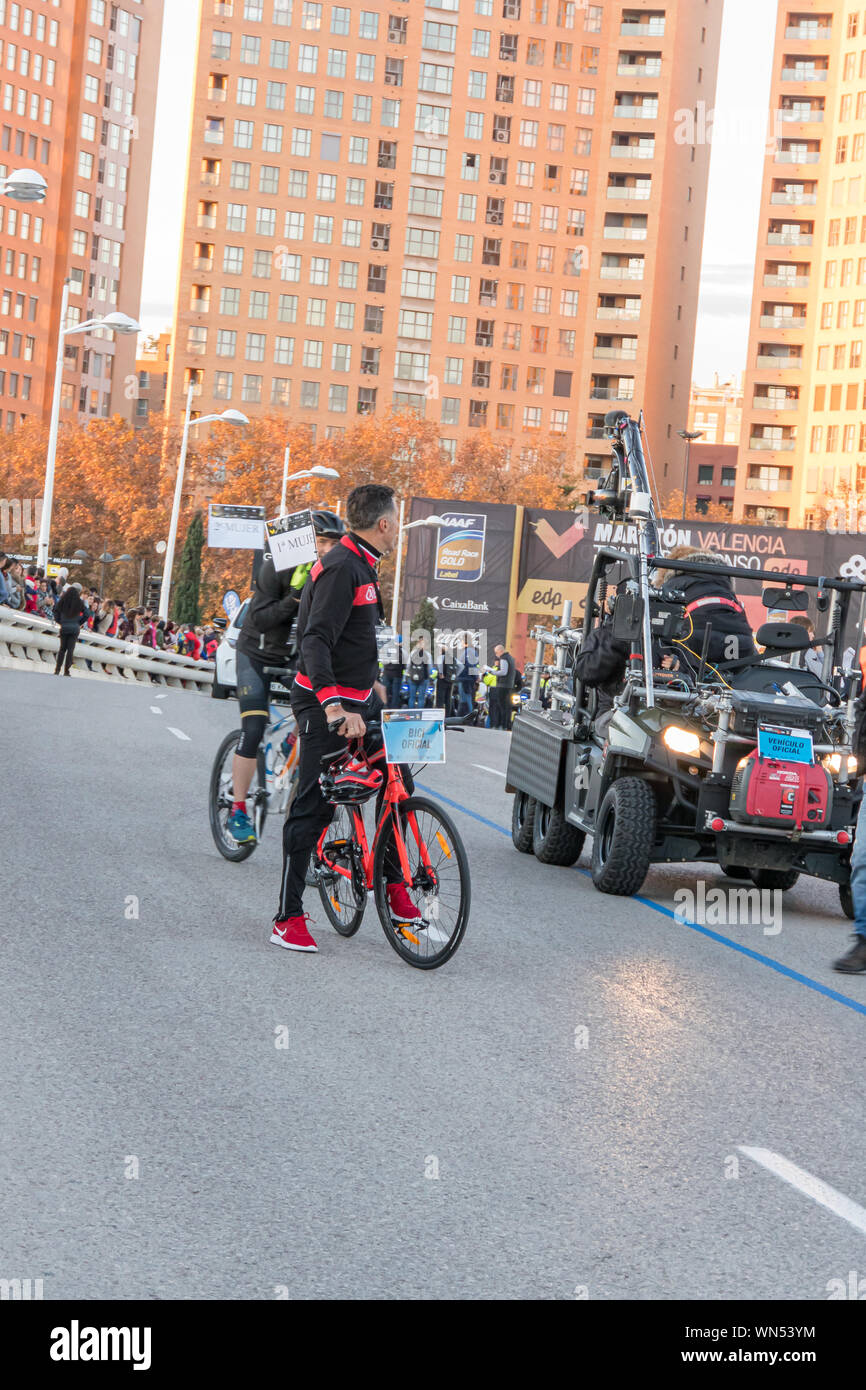 Miguel Indurain begleitet die erste Frau an der Valencia Marathon im Dezember 2018. Spanien Stockfoto