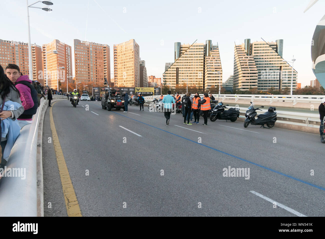 Öffentlichkeit, die Masse, die am Beginn der Trinidad Alonso Marathon in Valencia im Dezember 2018. Stockfoto